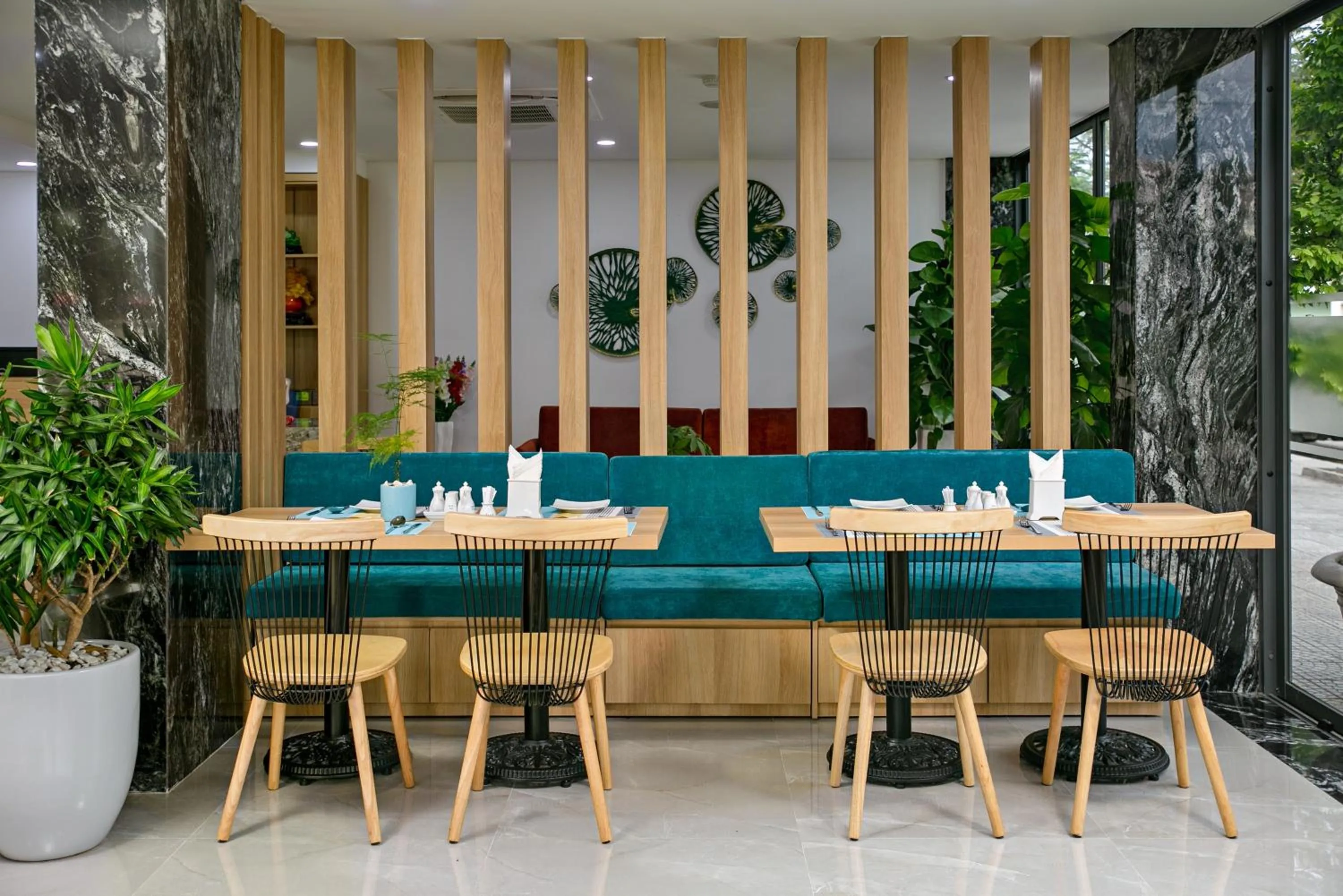 Restaurant/places to eat in Meliora Hotel & Apartment