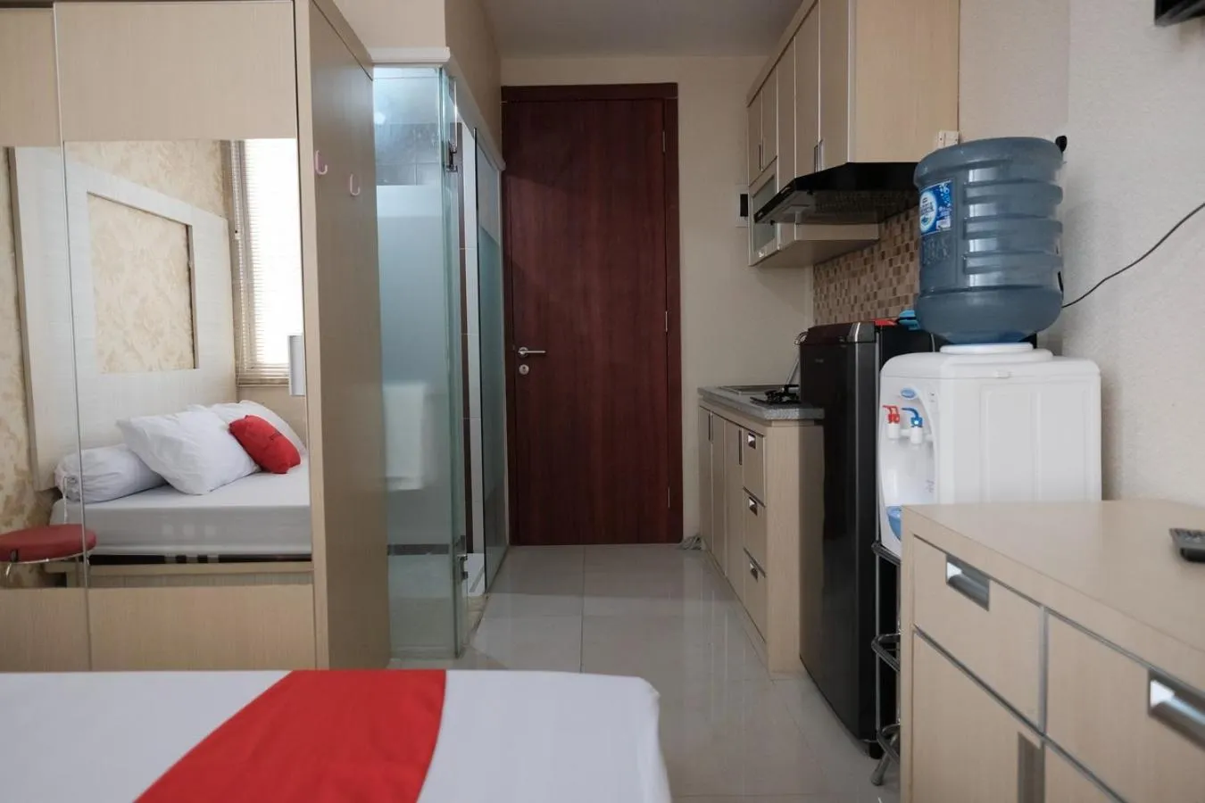 Communal kitchen, Bed in RedLiving Apartemen Saladdin Mansion - RAN Management