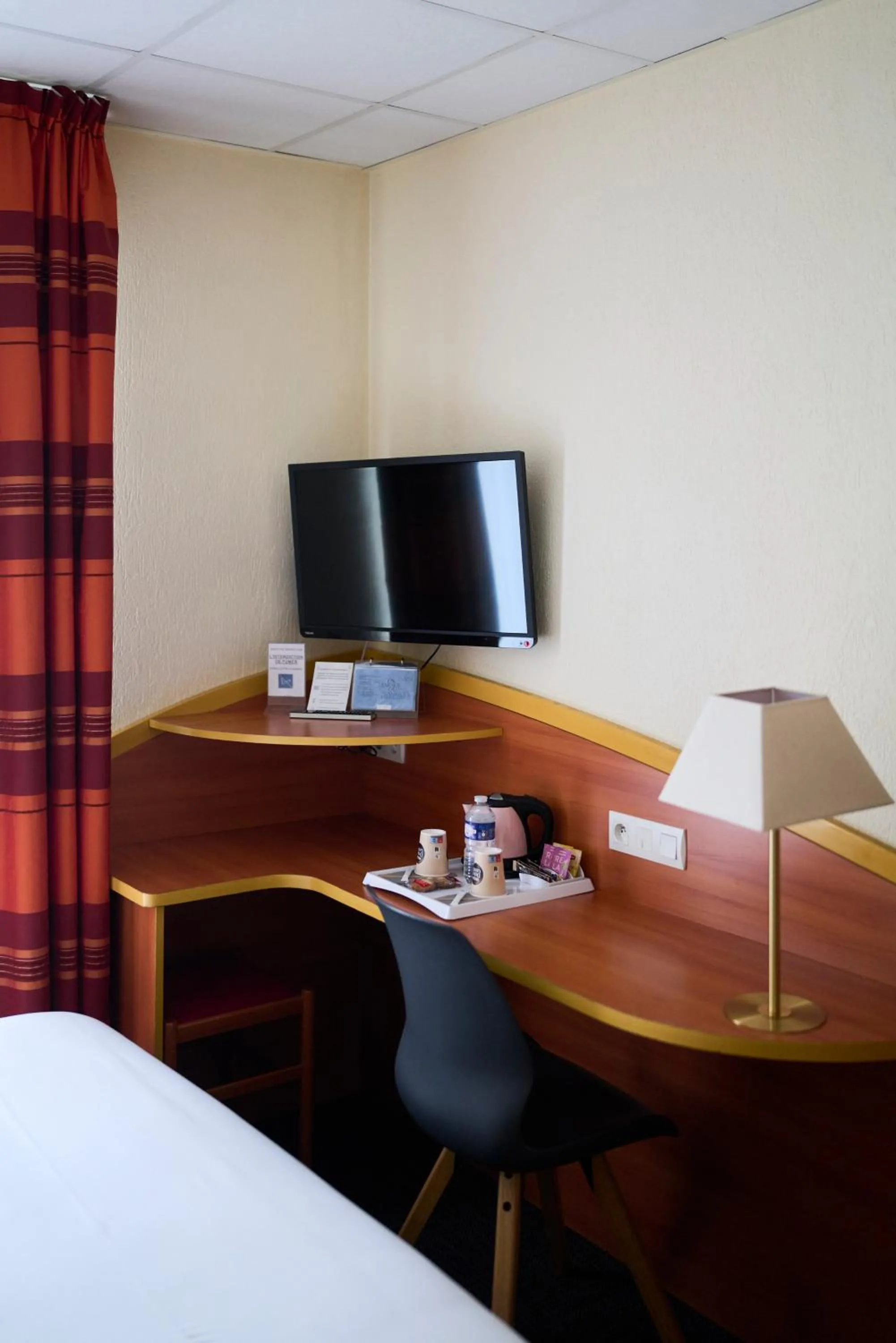 Coffee/tea facilities, Bed in Kyriad Hôtel Lamballe - Gare TGV - Centre ville