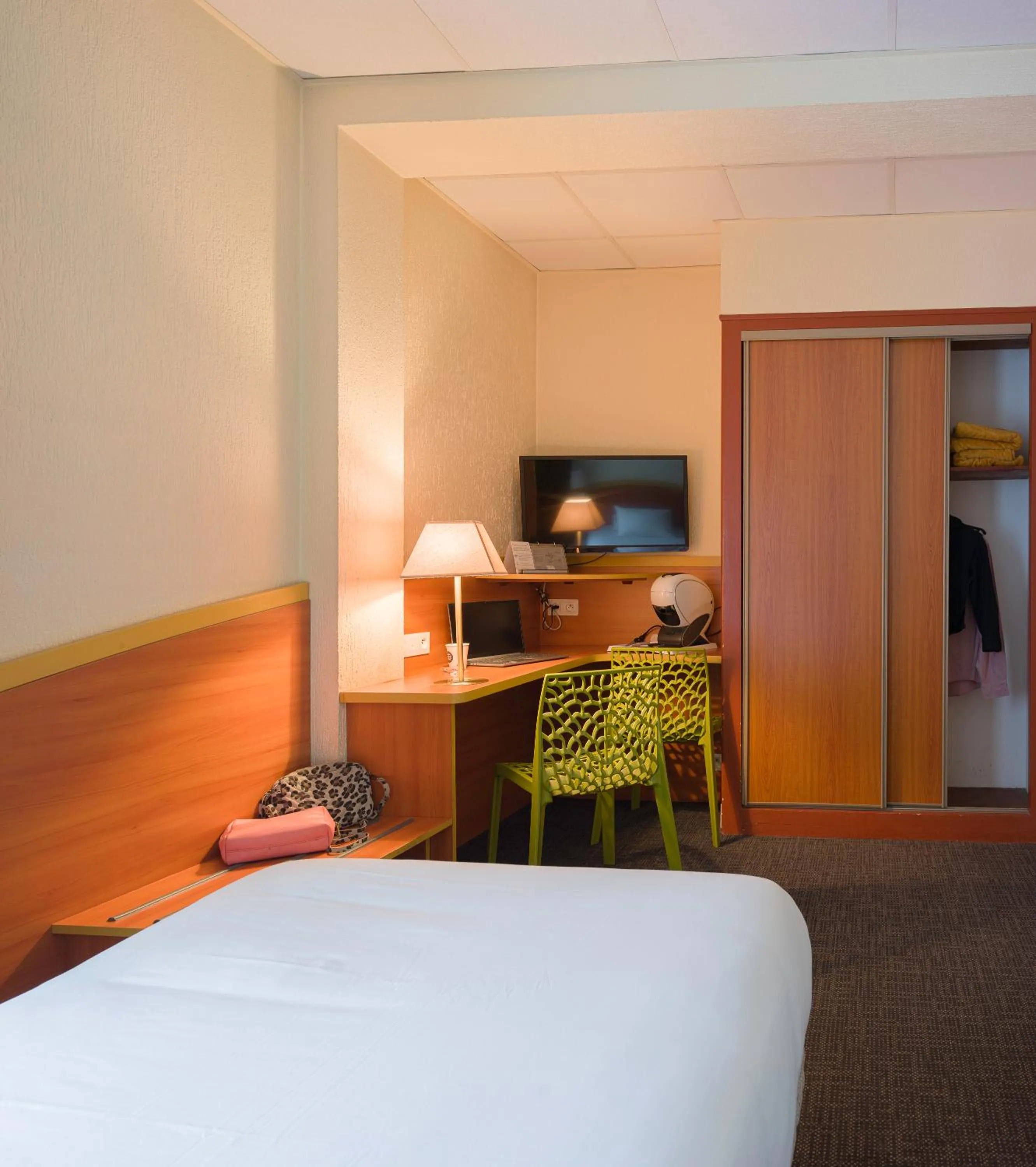 TV and multimedia, Bed in Kyriad Hôtel Lamballe - Gare TGV - Centre ville