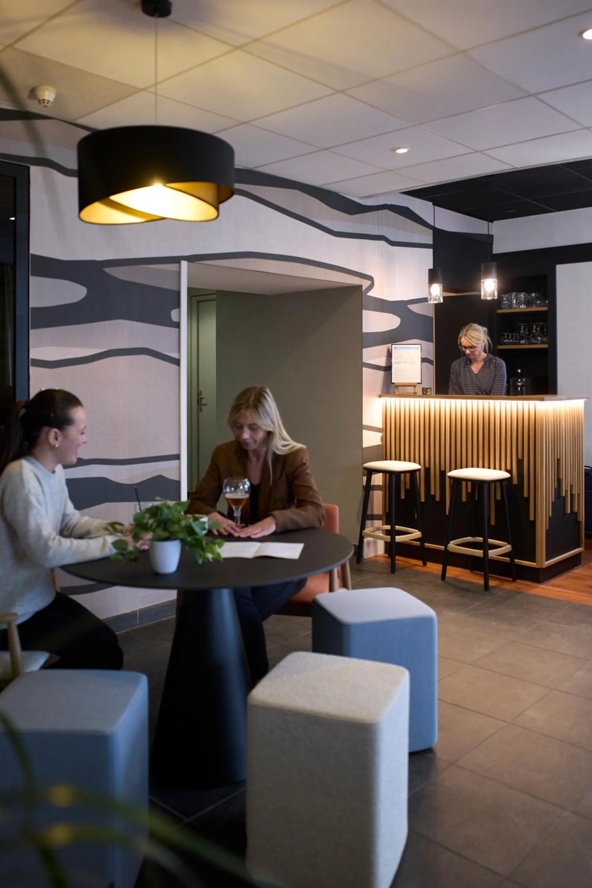 Lounge or bar in Kyriad Hôtel Lamballe - Gare TGV - Centre ville