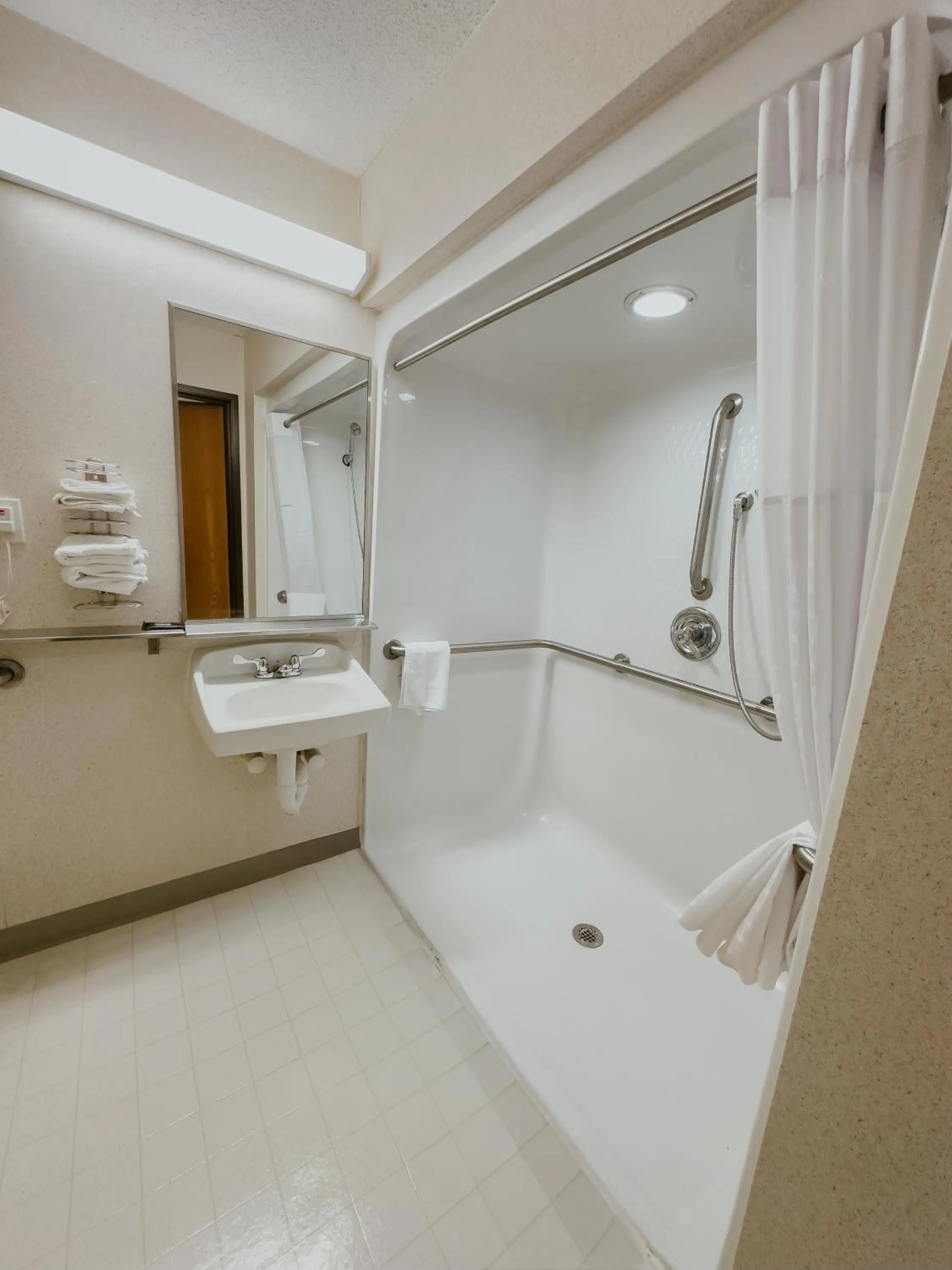 Bathroom in Baymont by Wyndham Howell/Brighton