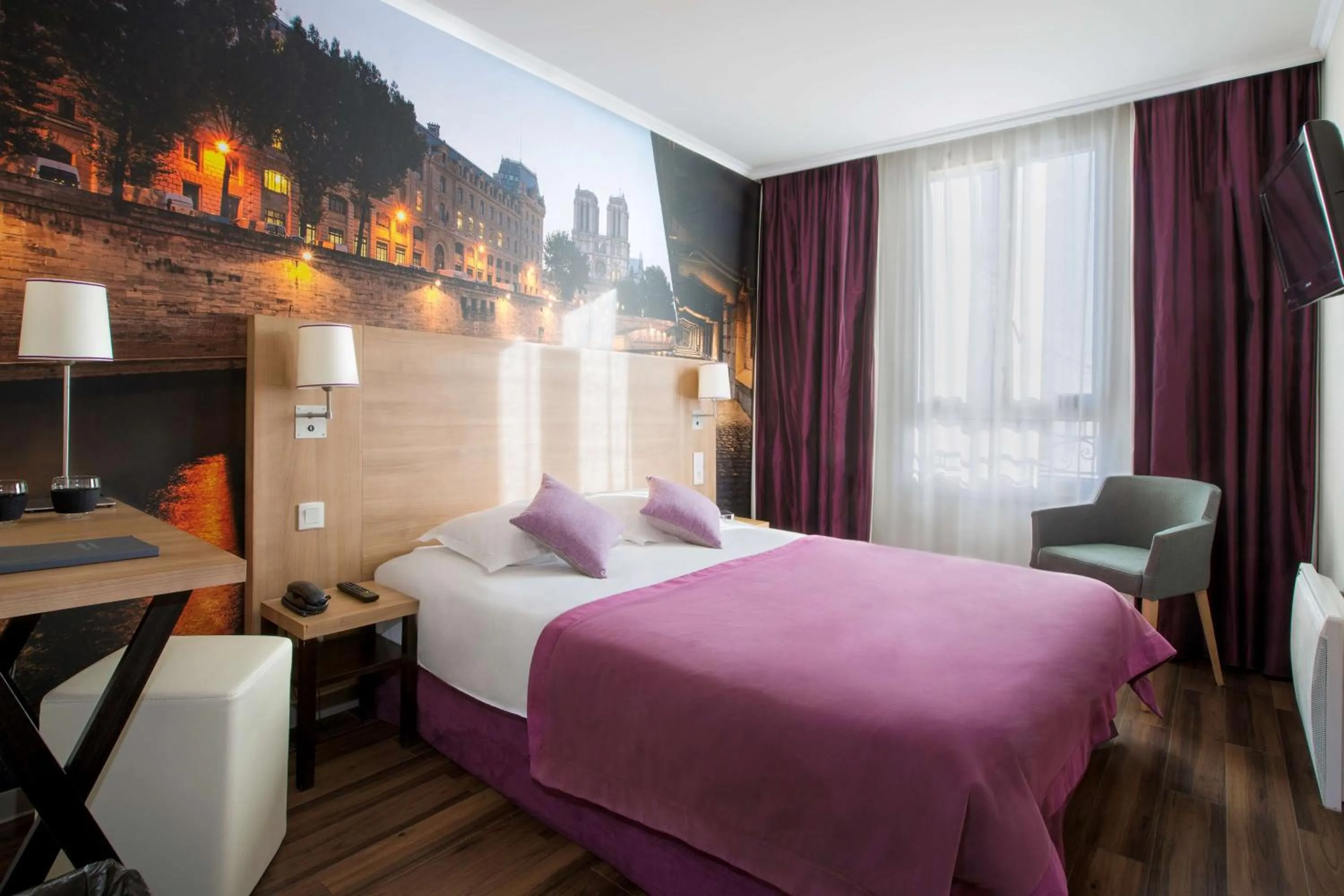Photo of the whole room, Bed in Best Western Rives de Paris La Defense