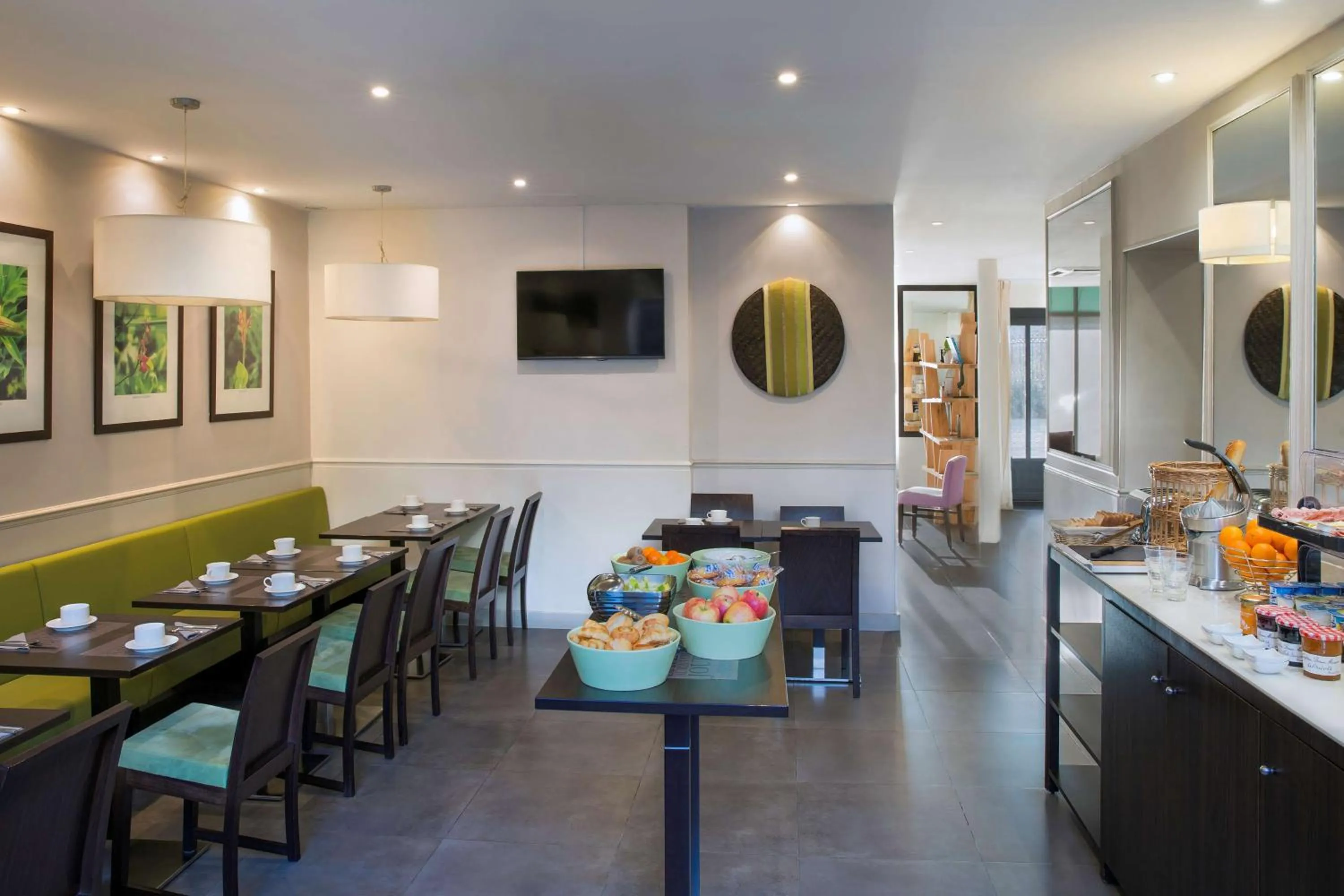 Restaurant/places to eat in Best Western Rives de Paris La Defense