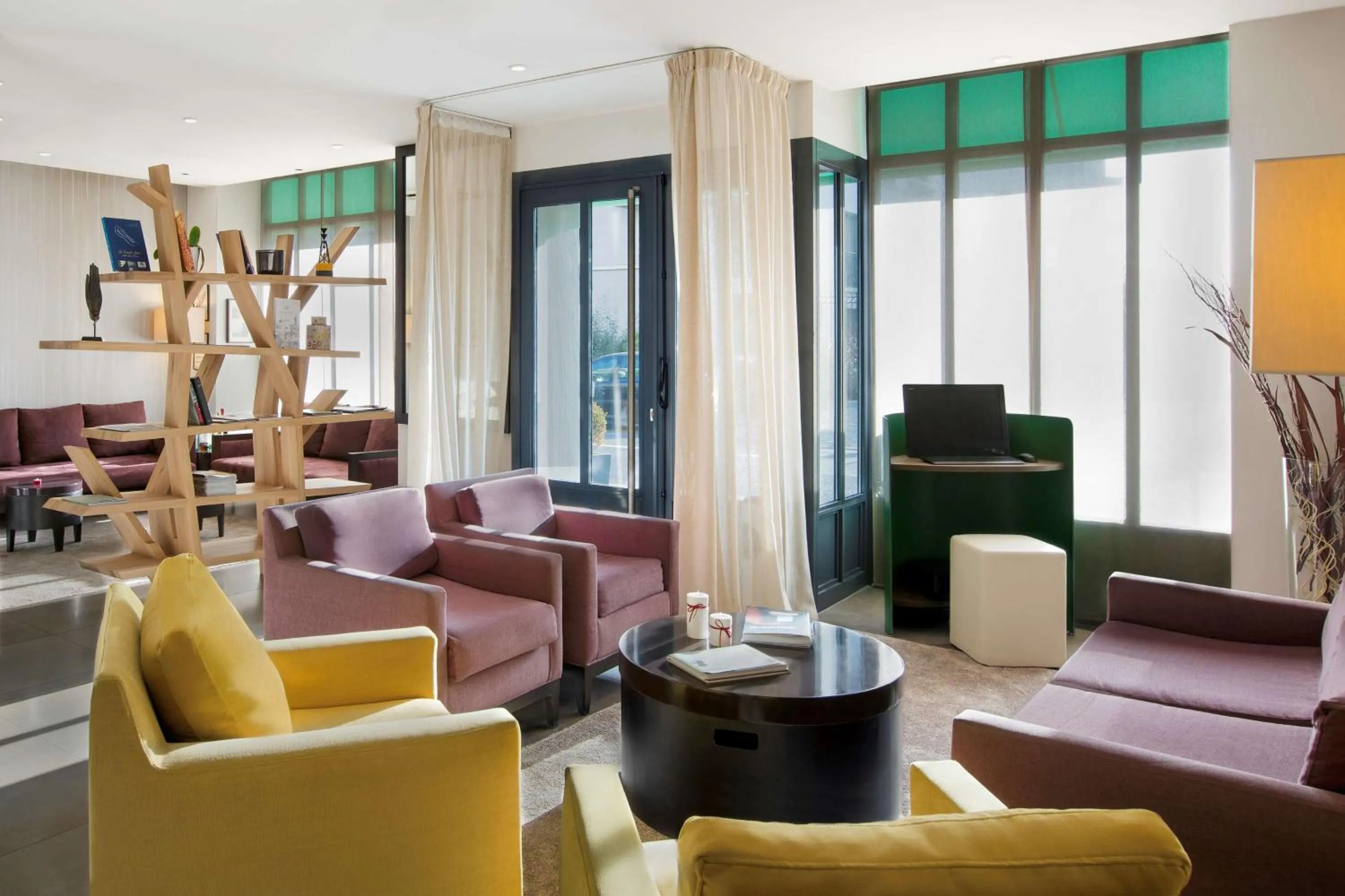 Lobby or reception in Best Western Rives de Paris La Defense