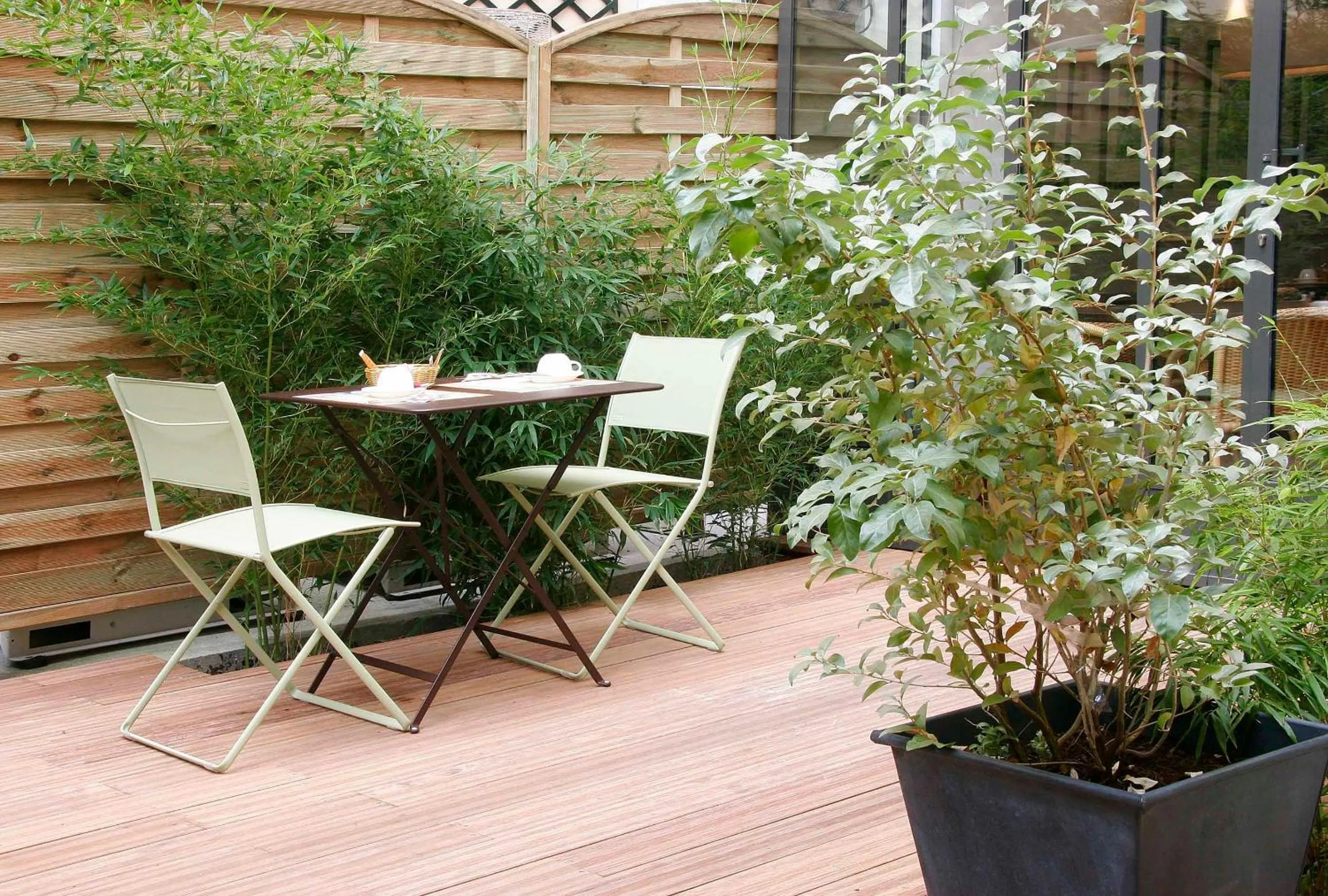 Patio in Best Western Rives de Paris La Defense