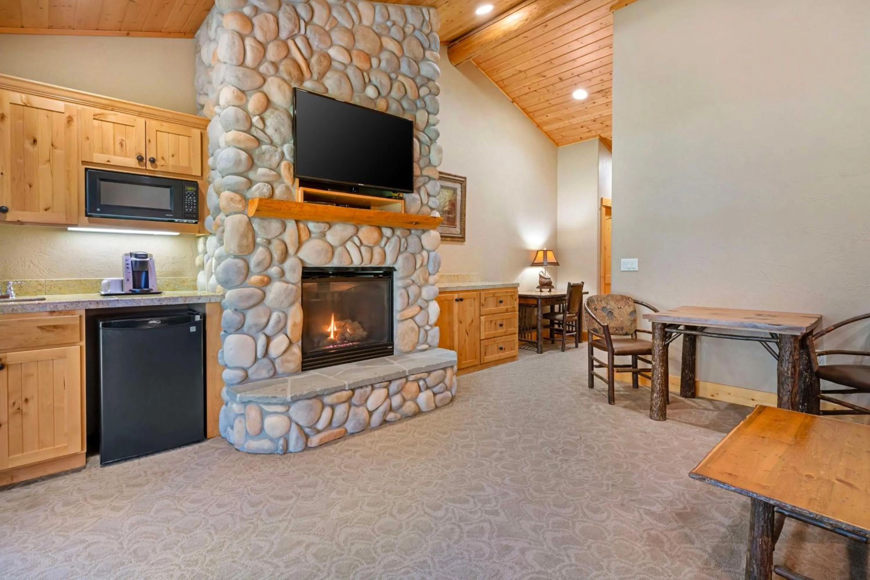 Bedroom in Best Western Ponderosa Lodge