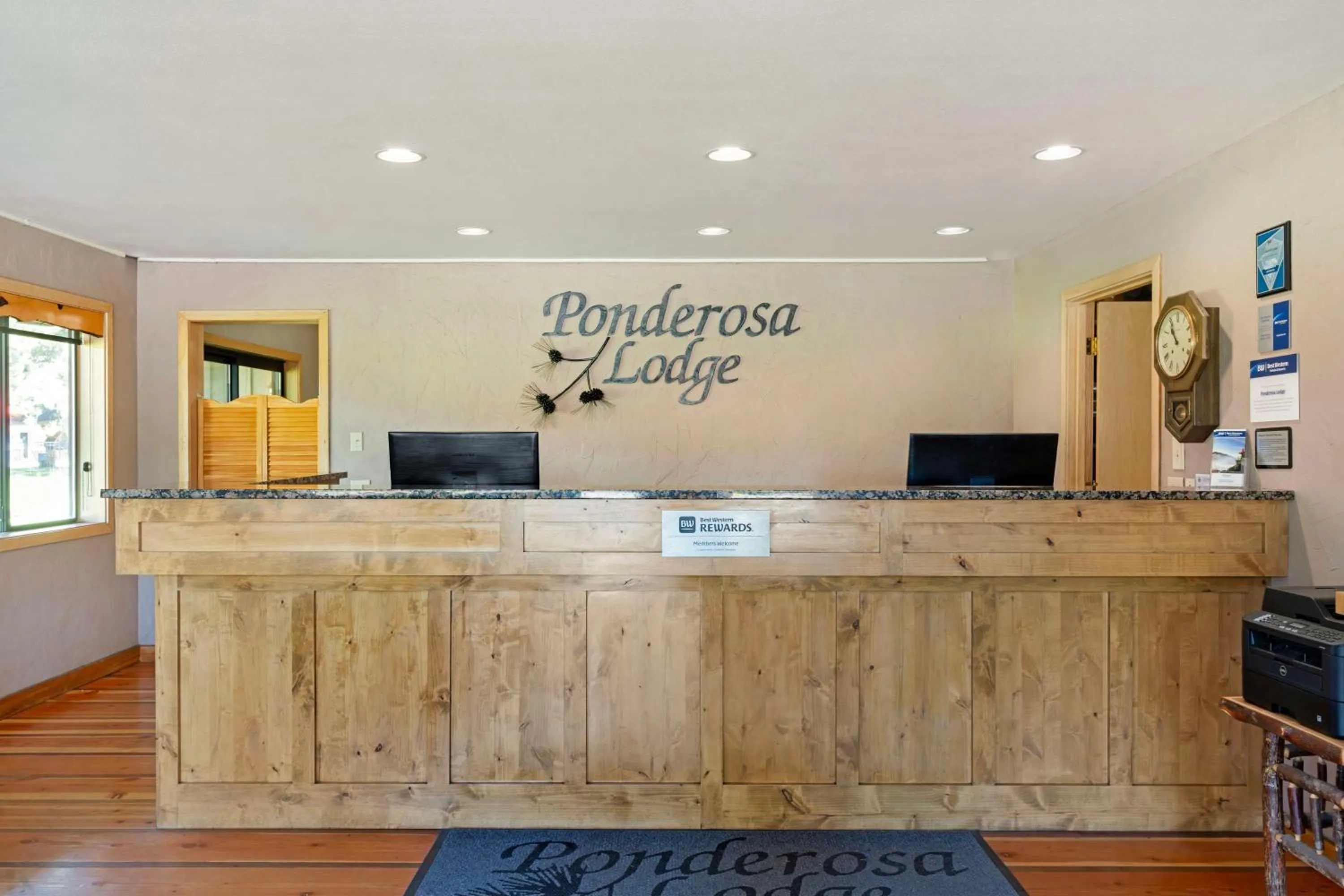 Lobby or reception in Best Western Ponderosa Lodge