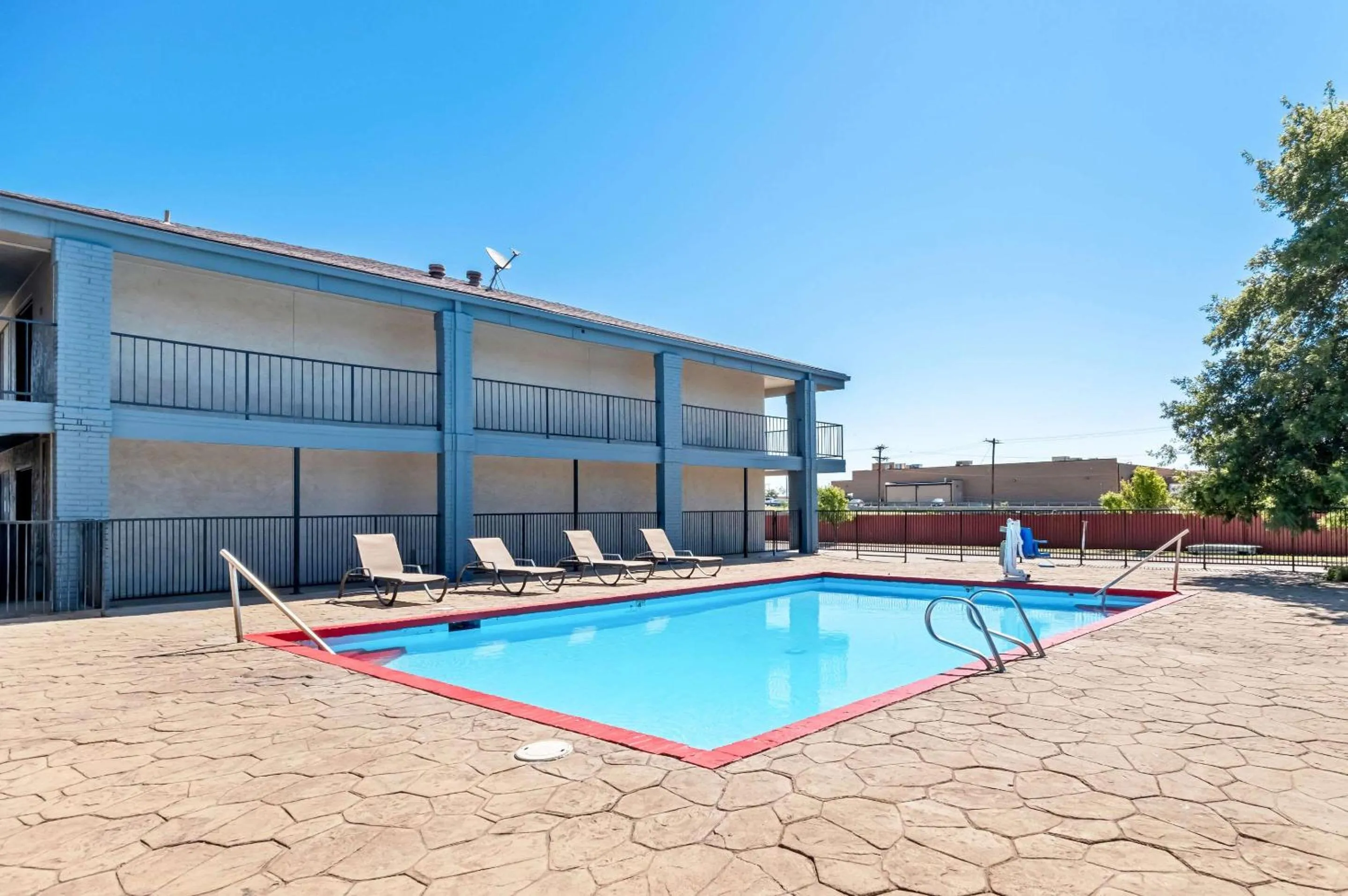 Swimming pool in Quality Inn Plainview