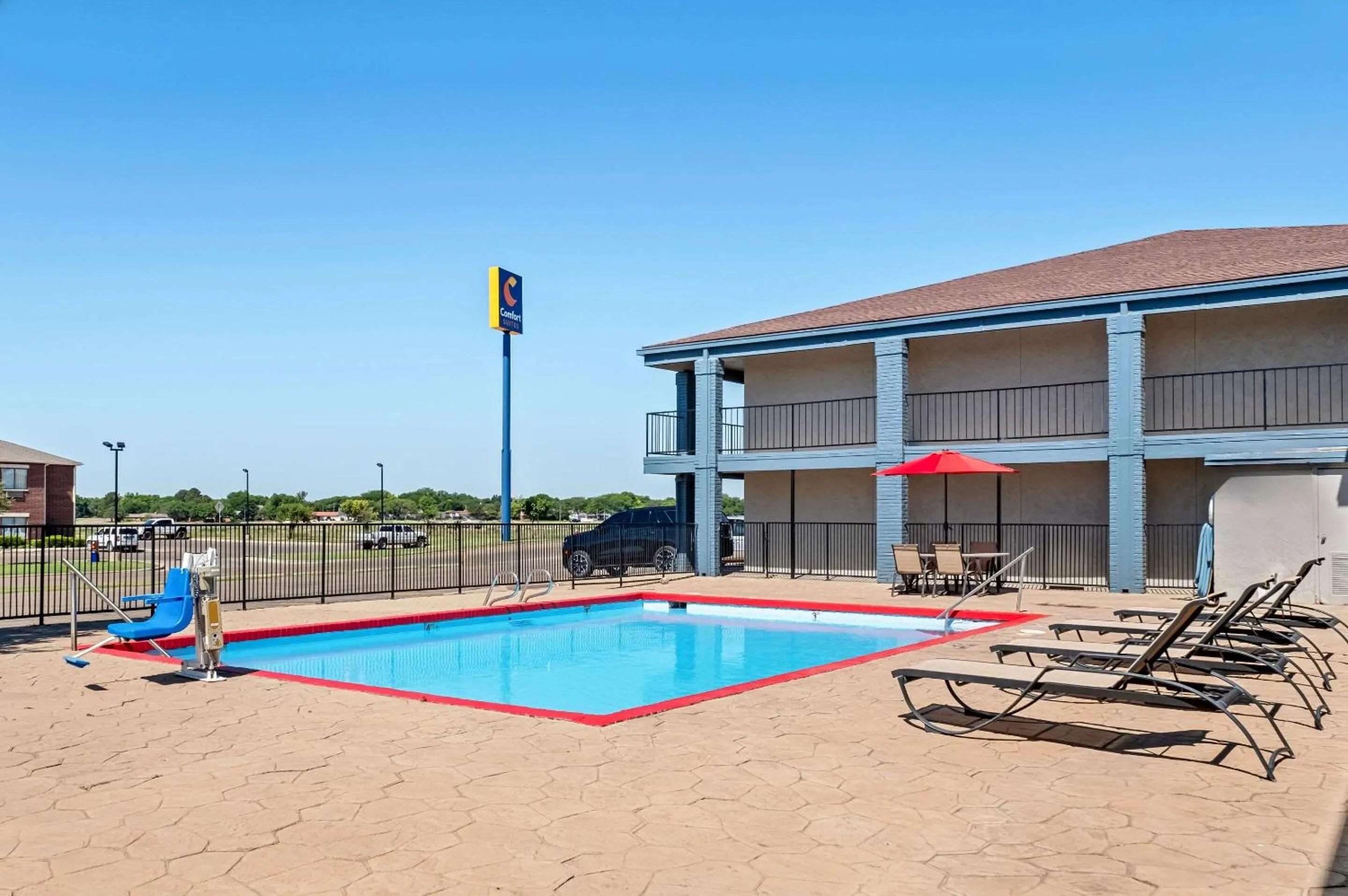 Swimming pool in Quality Inn Plainview