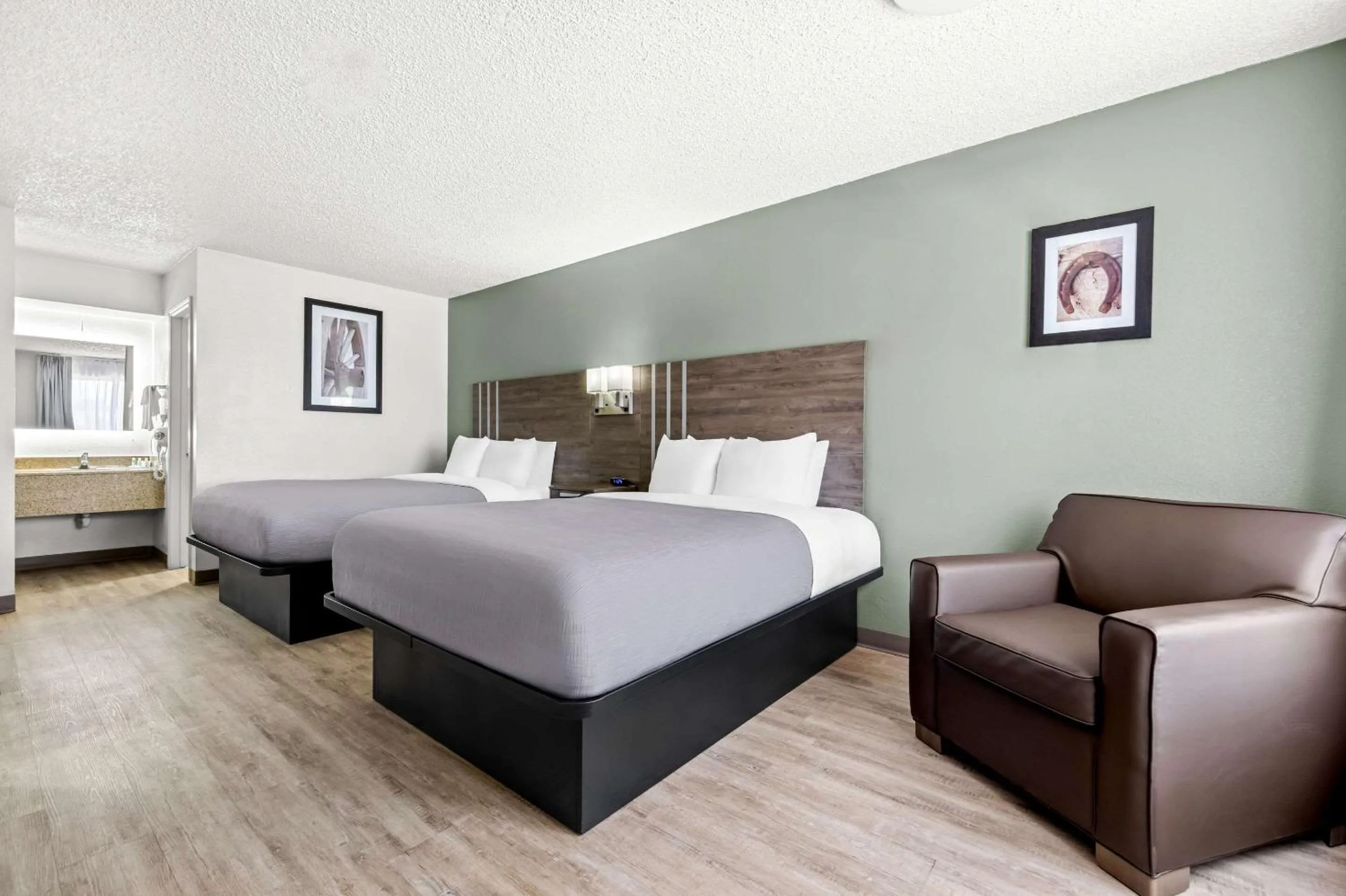 Bedroom, Bed in Quality Inn Plainview