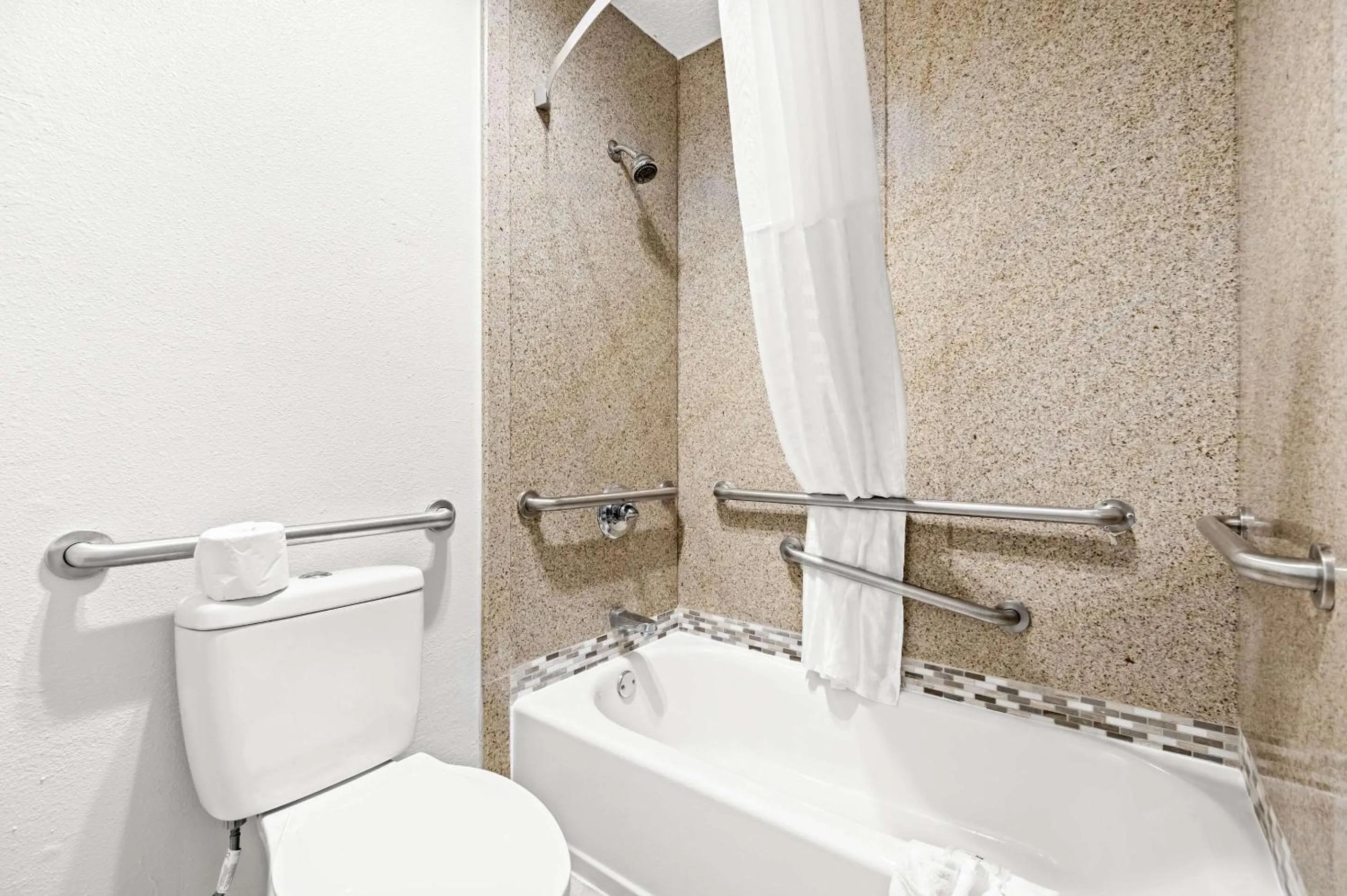 Bedroom in Quality Inn Plainview