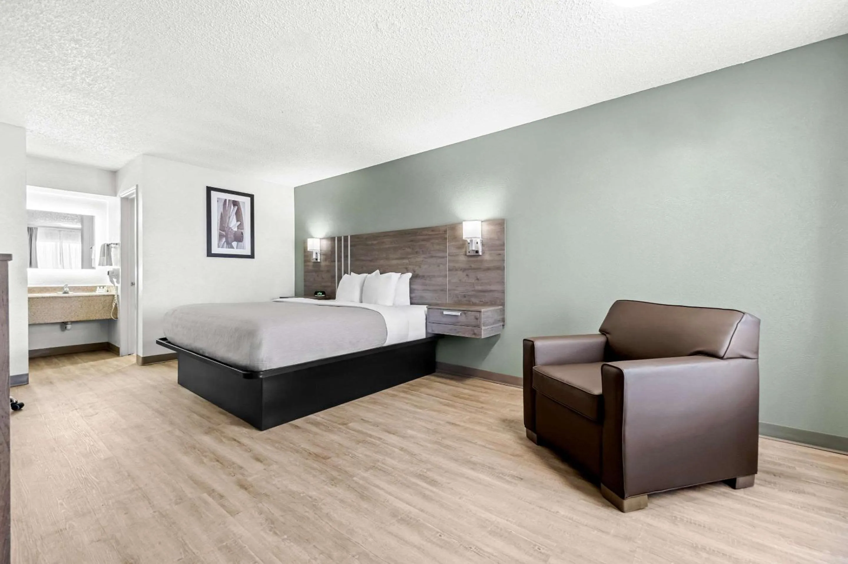 Bedroom, Bed in Quality Inn Plainview