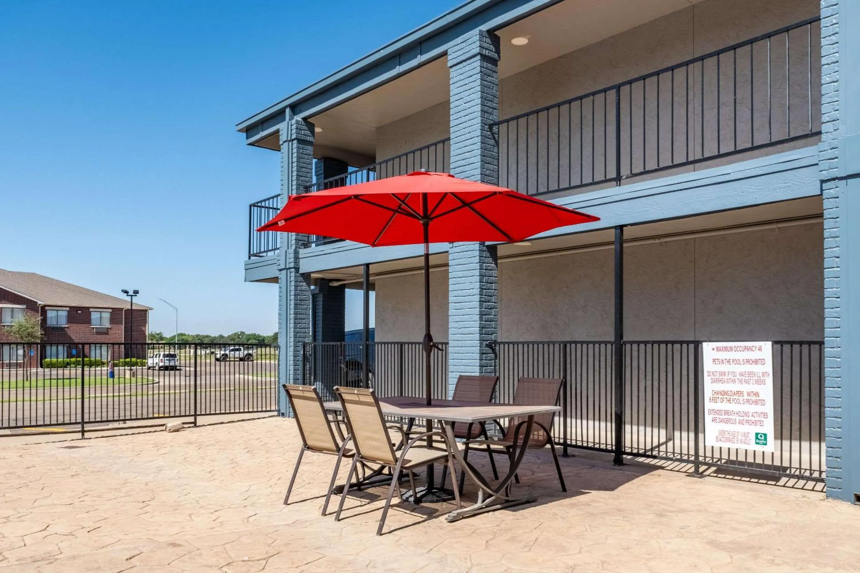 Swimming pool in Quality Inn Plainview