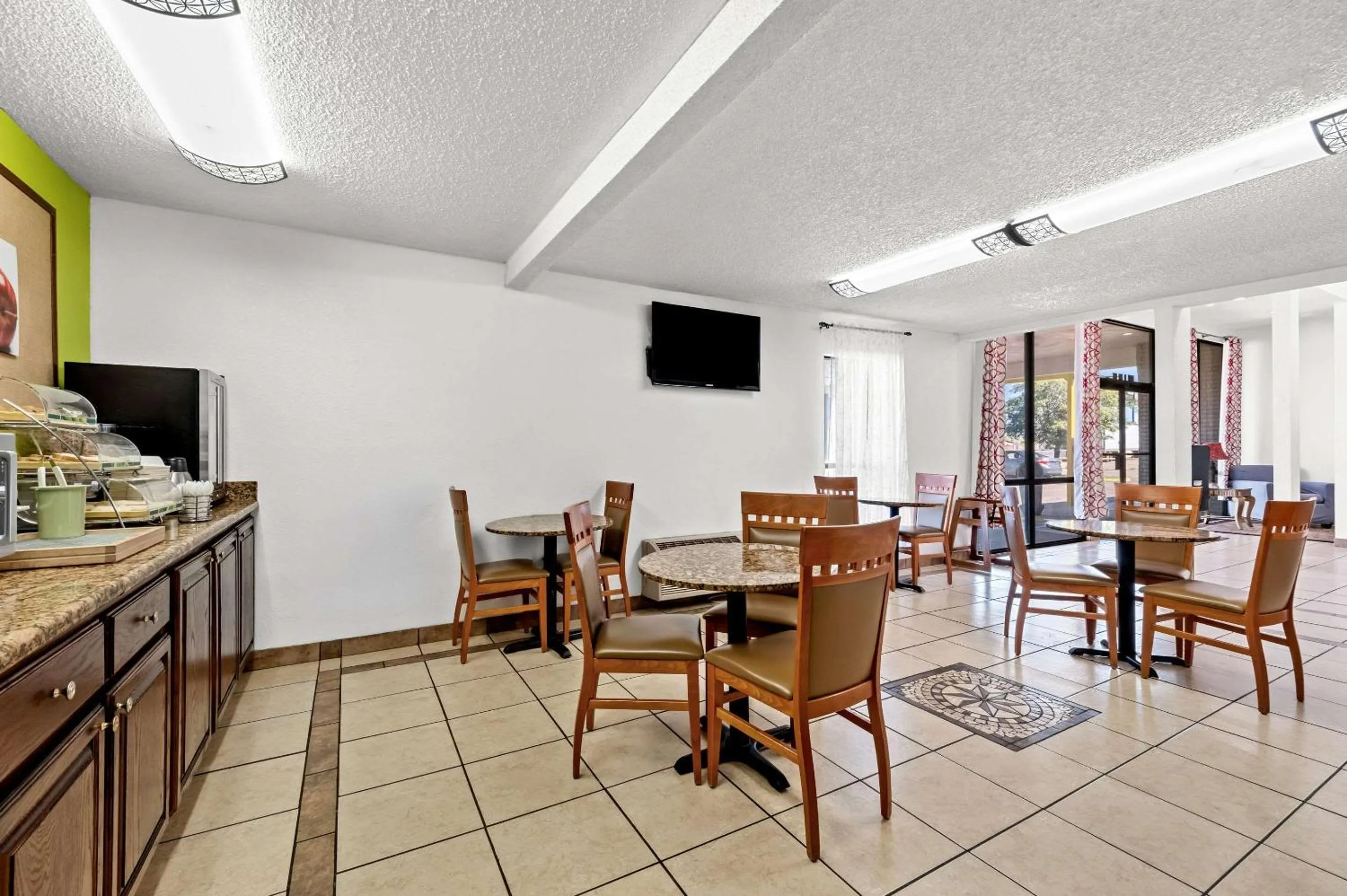 Breakfast in Quality Inn Plainview