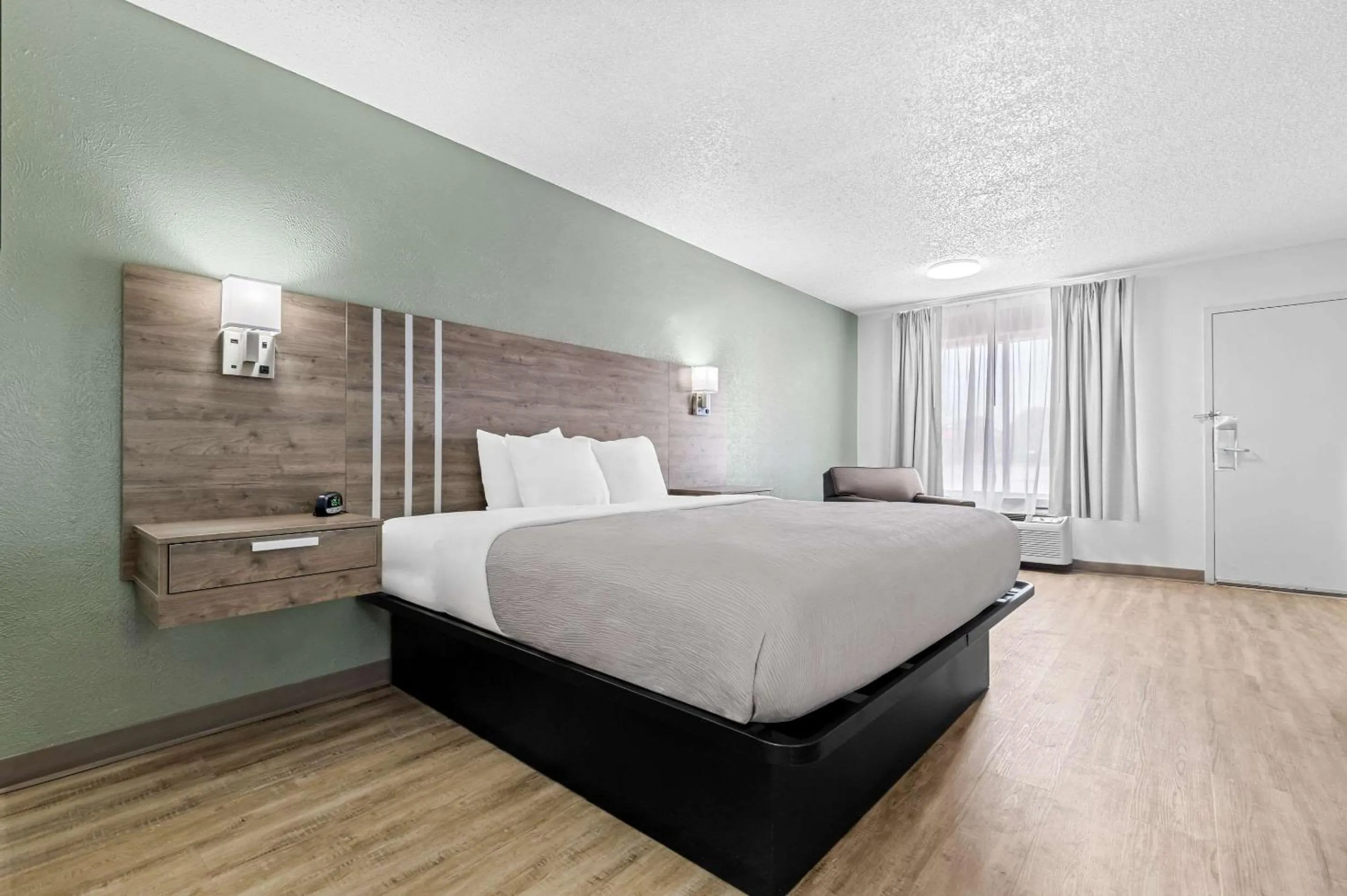 Bedroom, Bed in Quality Inn Plainview