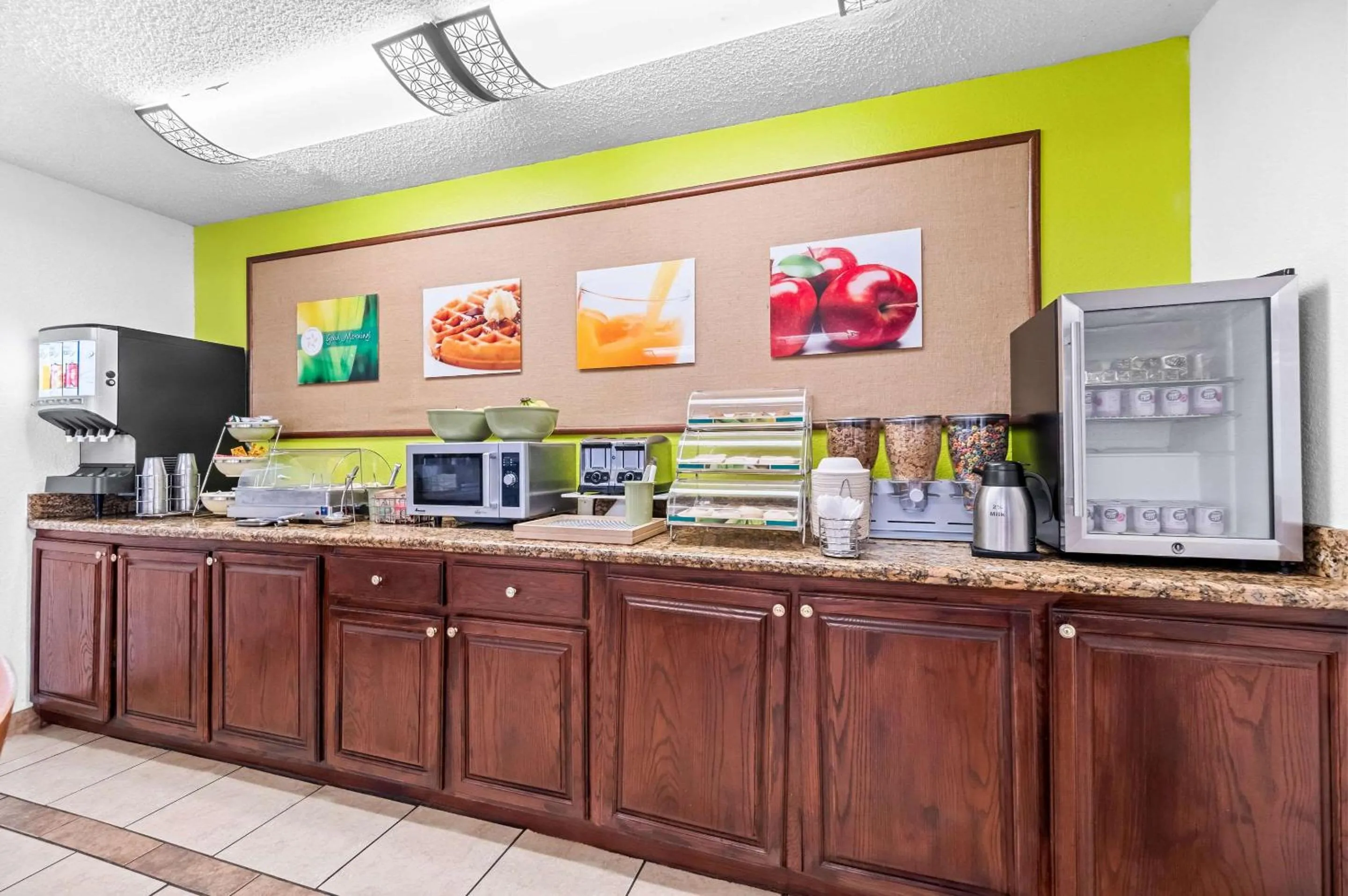 Breakfast in Quality Inn Plainview