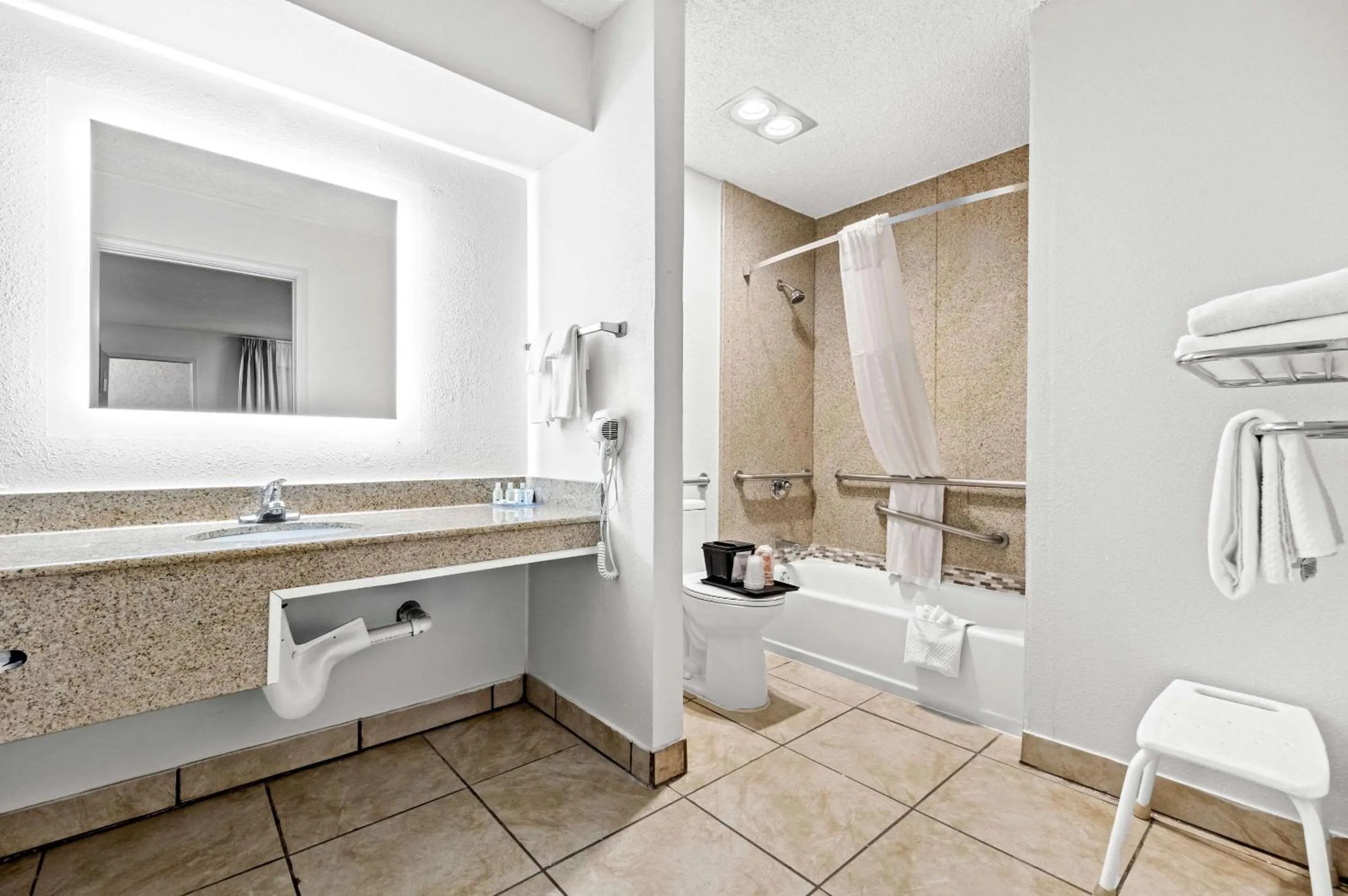 Bedroom in Quality Inn Plainview