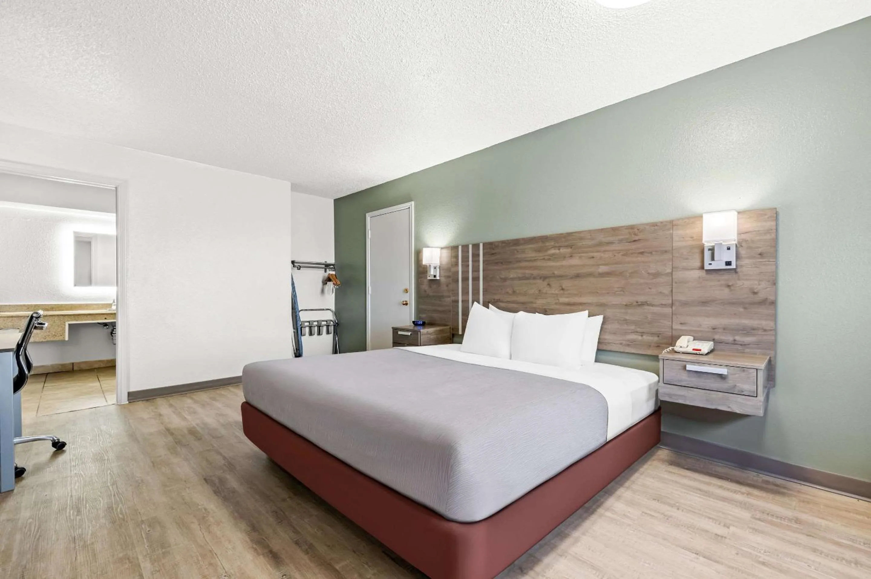 Bedroom, Bed in Quality Inn Plainview