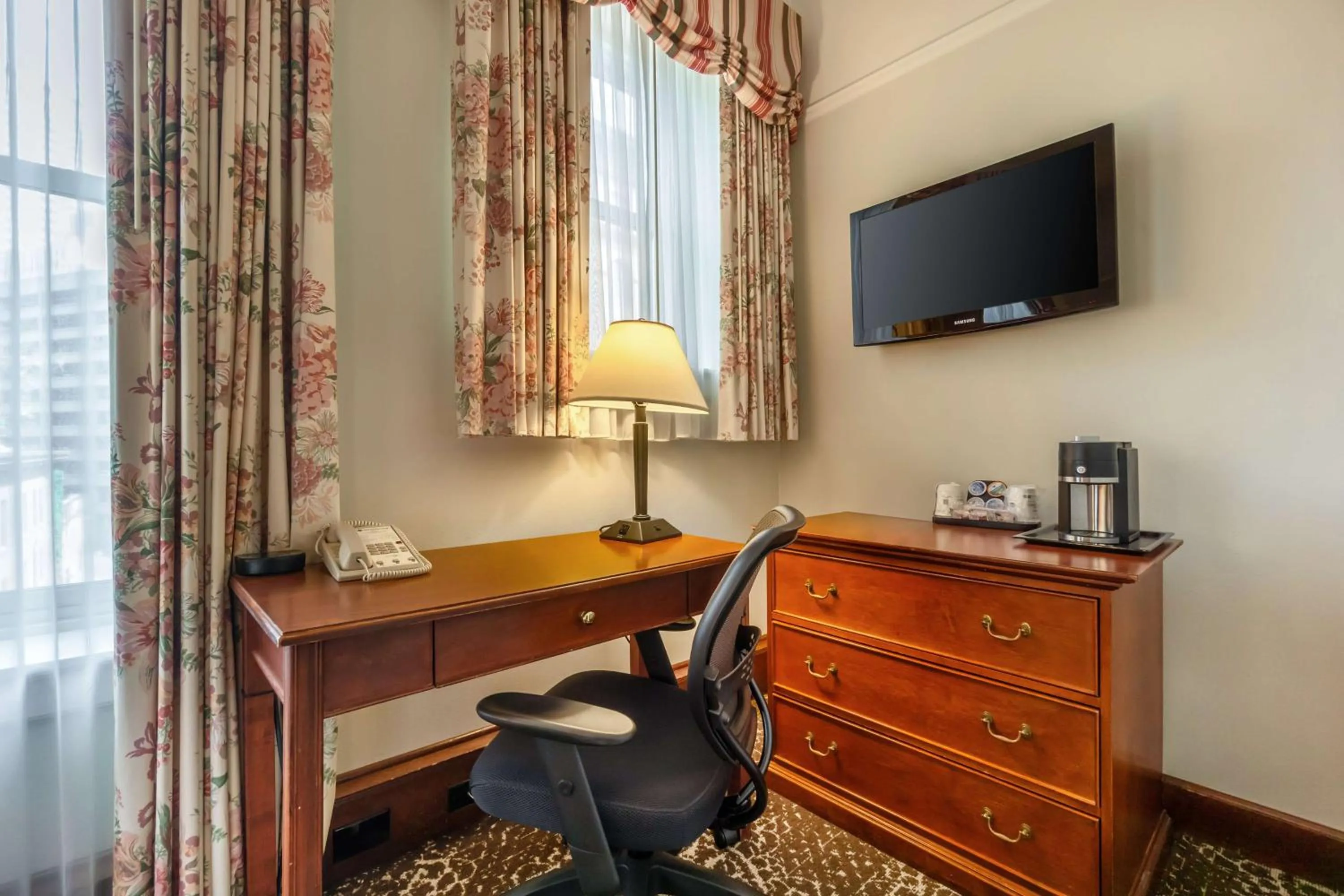 Bedroom in Best Western Plus Pioneer Square Hotel Downtown