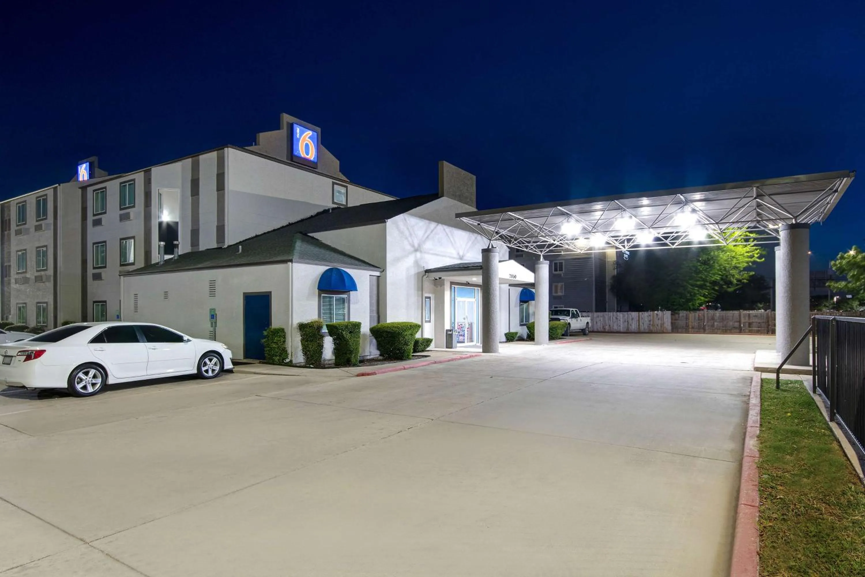 Property building in Motel 6-San Antonio, TX - South