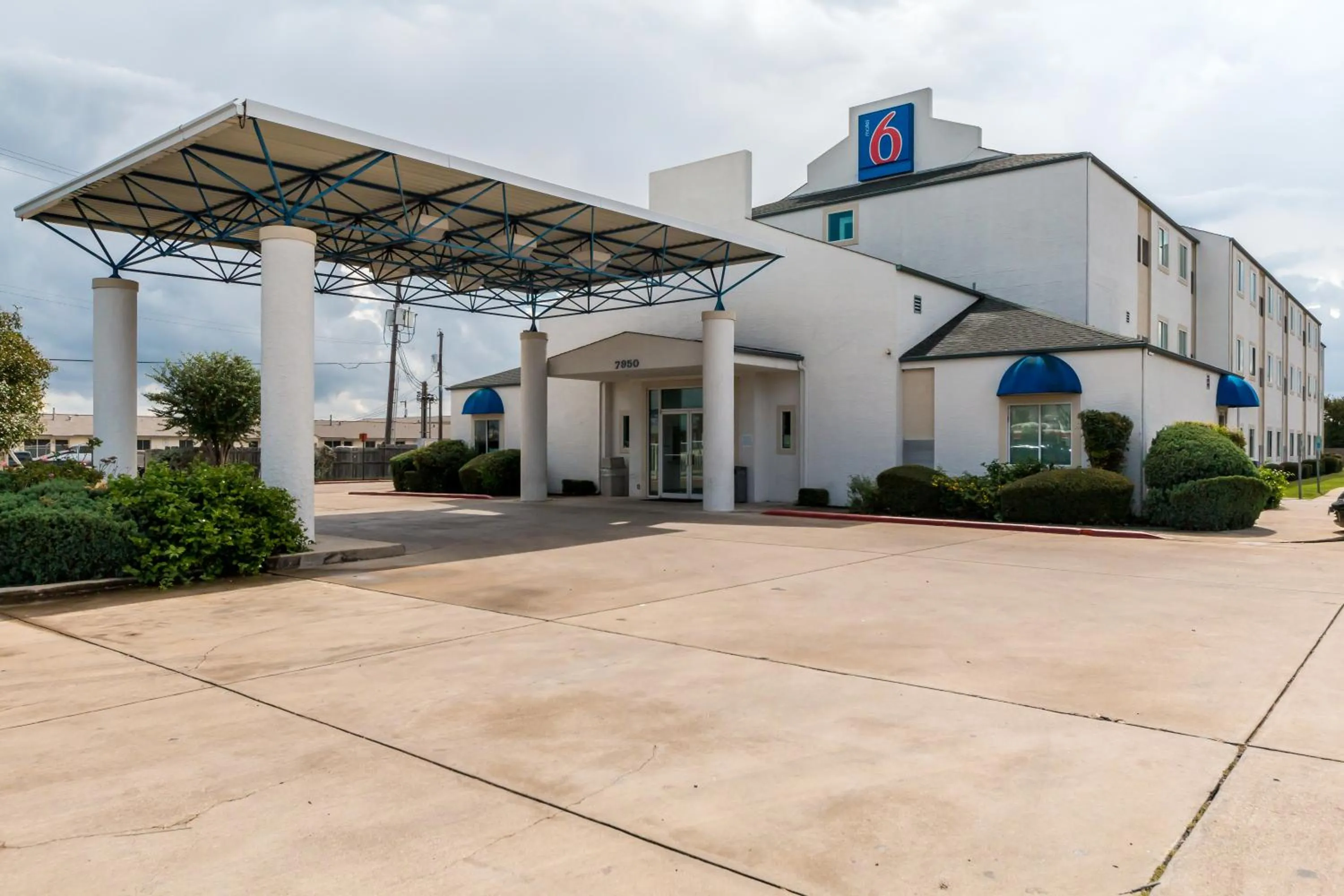 Property building in Motel 6-San Antonio, TX - South