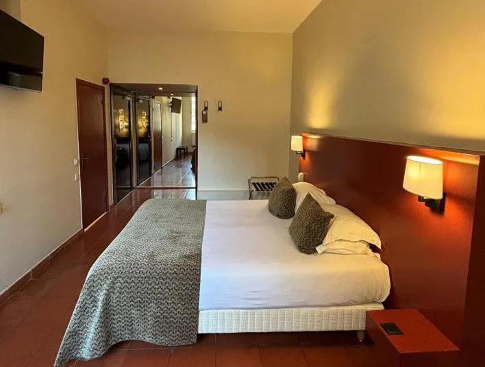 Bed in Hôtel Cloitre Saint Louis Avignon