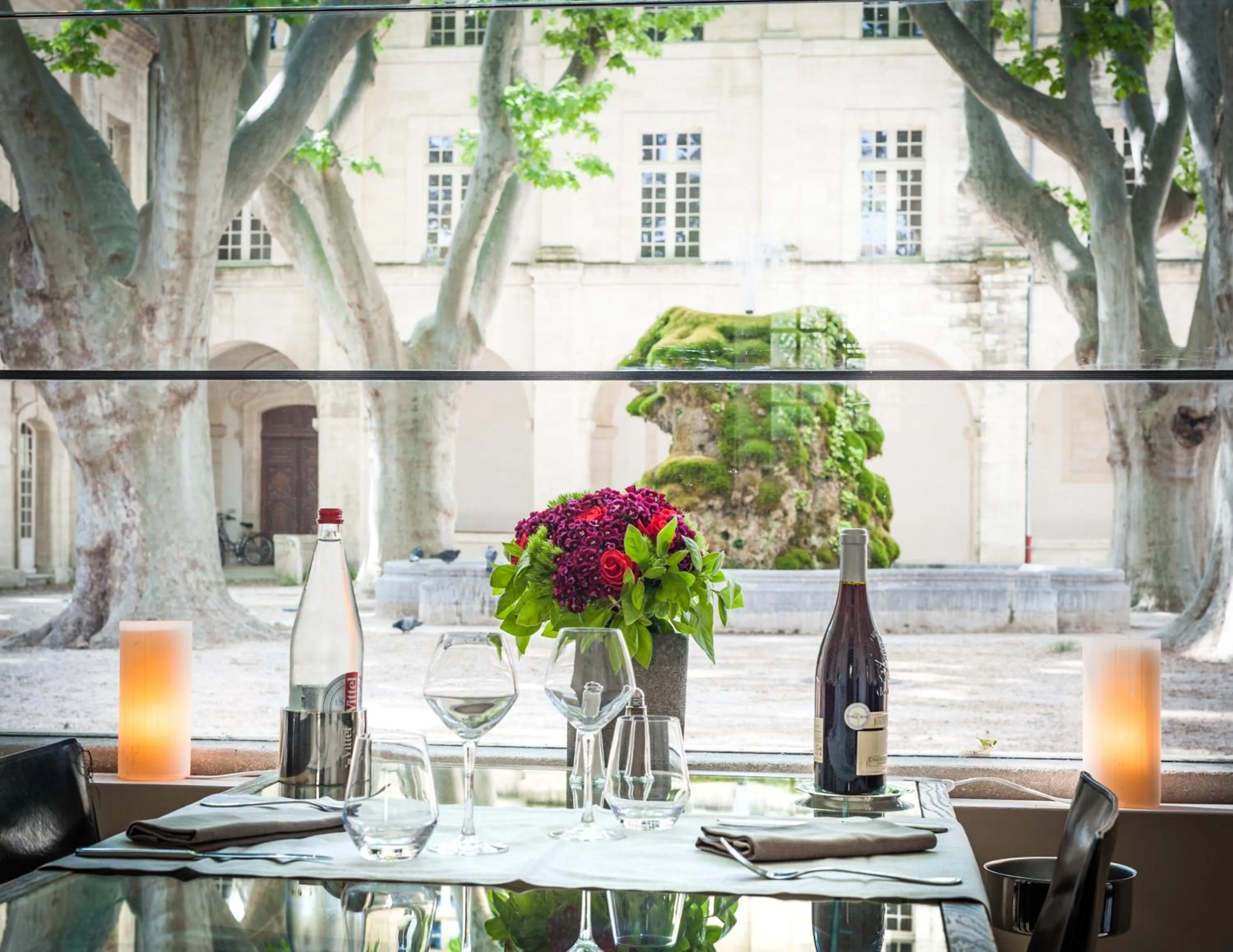 Restaurant/places to eat in Hôtel Cloitre Saint Louis Avignon
