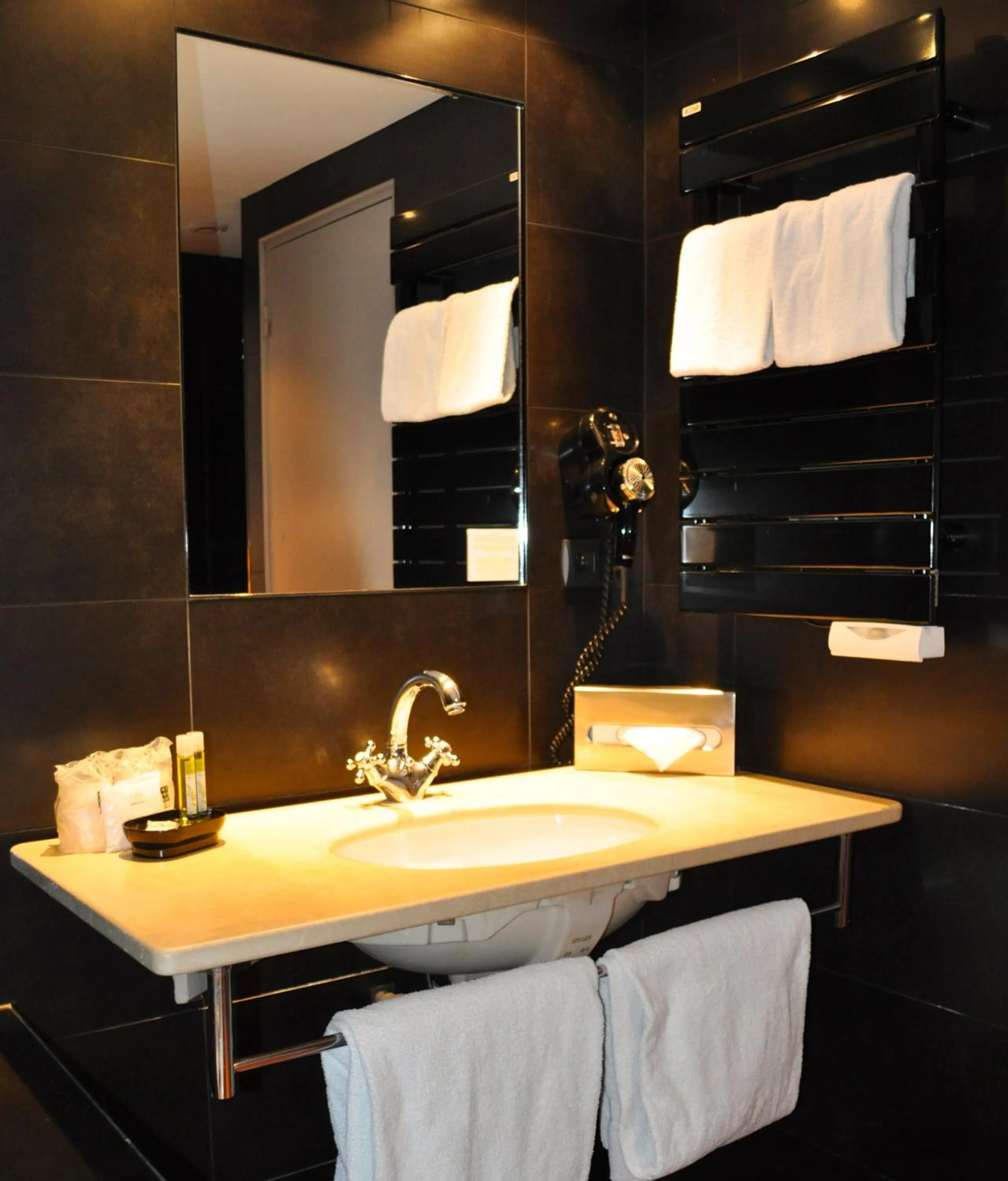 Bed in Hôtel Cloitre Saint Louis Avignon