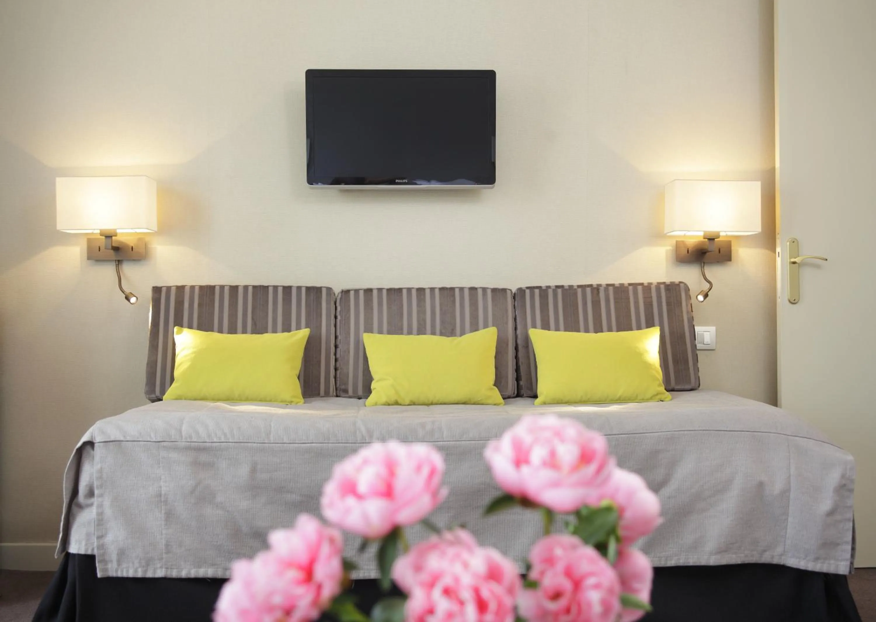 Seating area, Bed in Hôtel Londres et New York - Teritoria