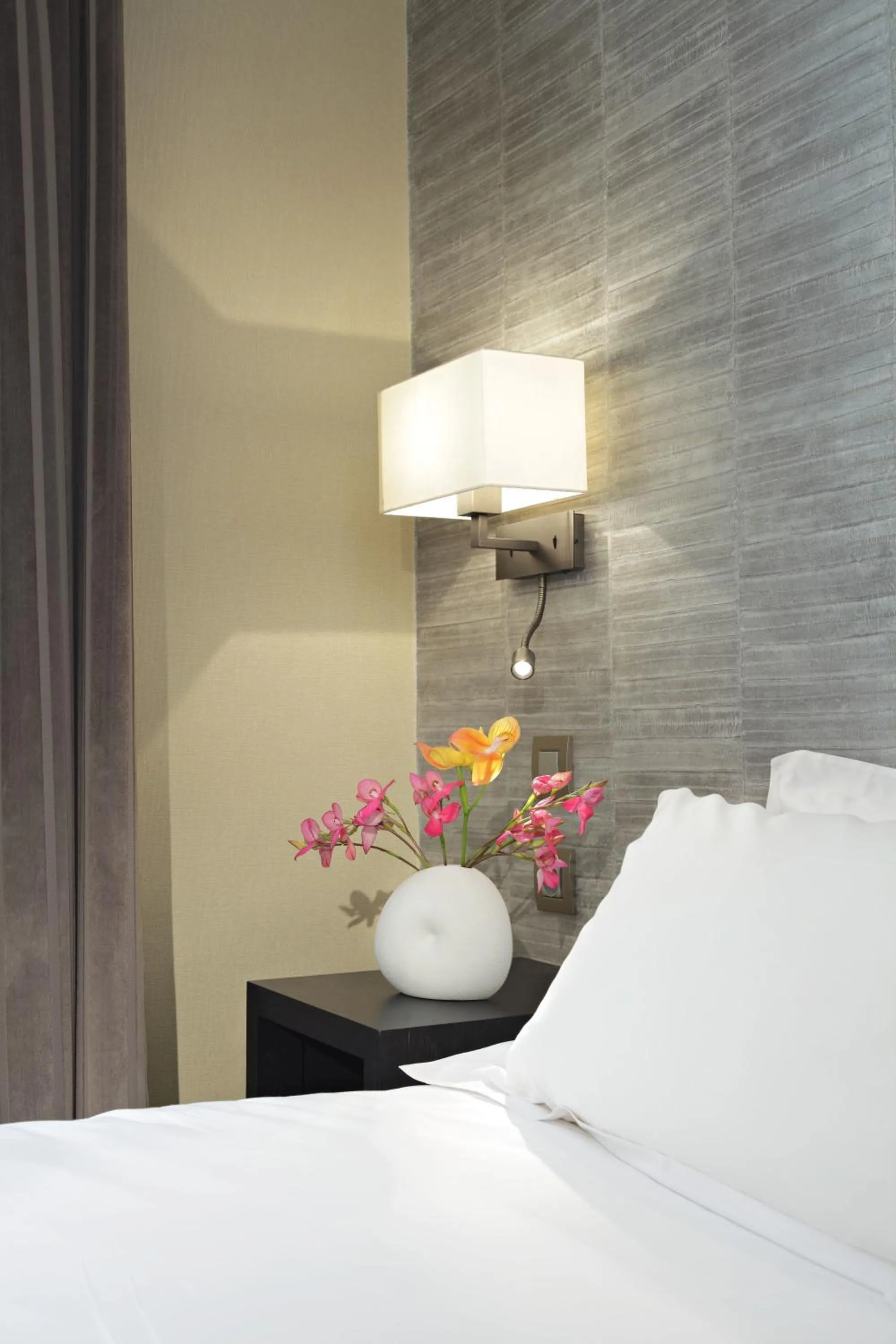 Decorative detail, Bed in Hôtel Londres et New York - Teritoria