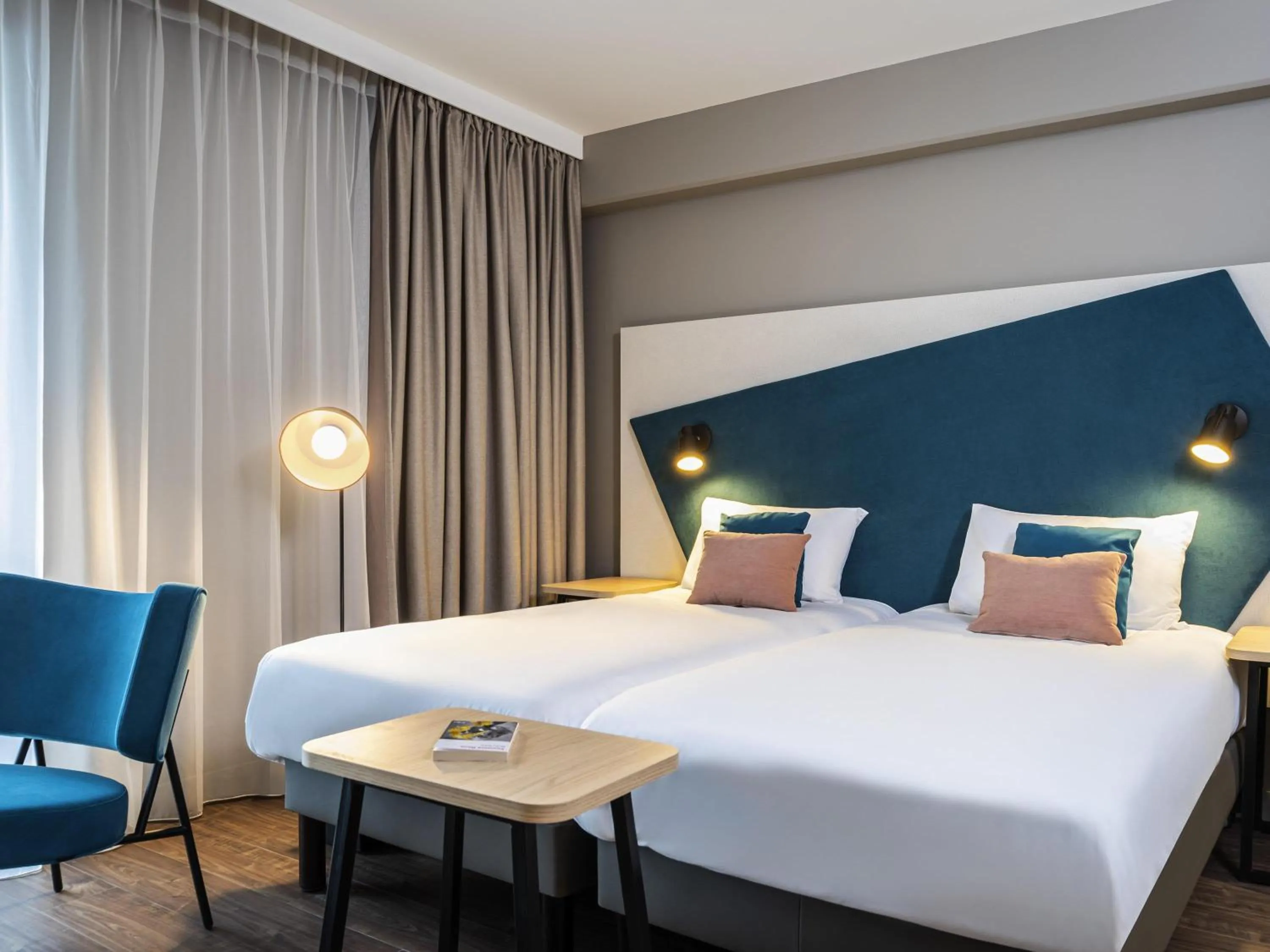 Property building, Bed in Aparthotel Adagio Lille Centre Grand Place