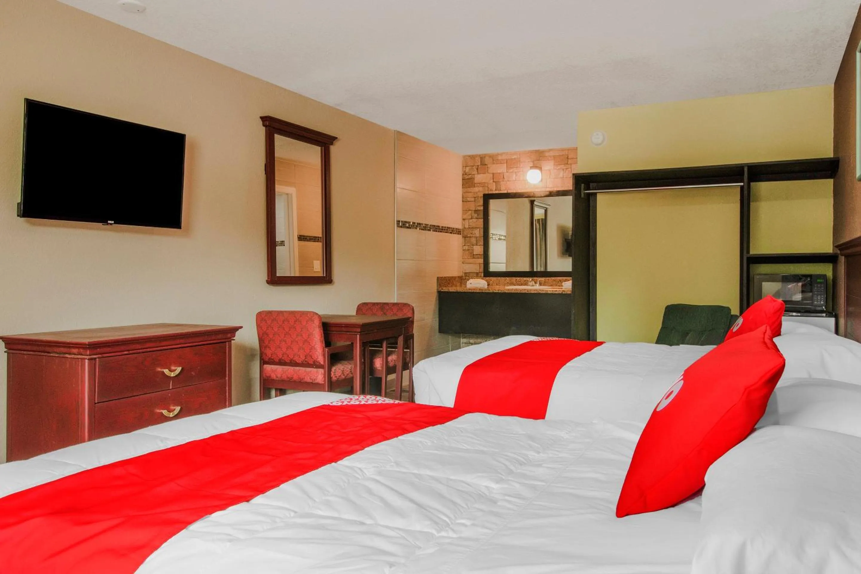 Bedroom, Bed in OYO Superior Budget Inn Bartow