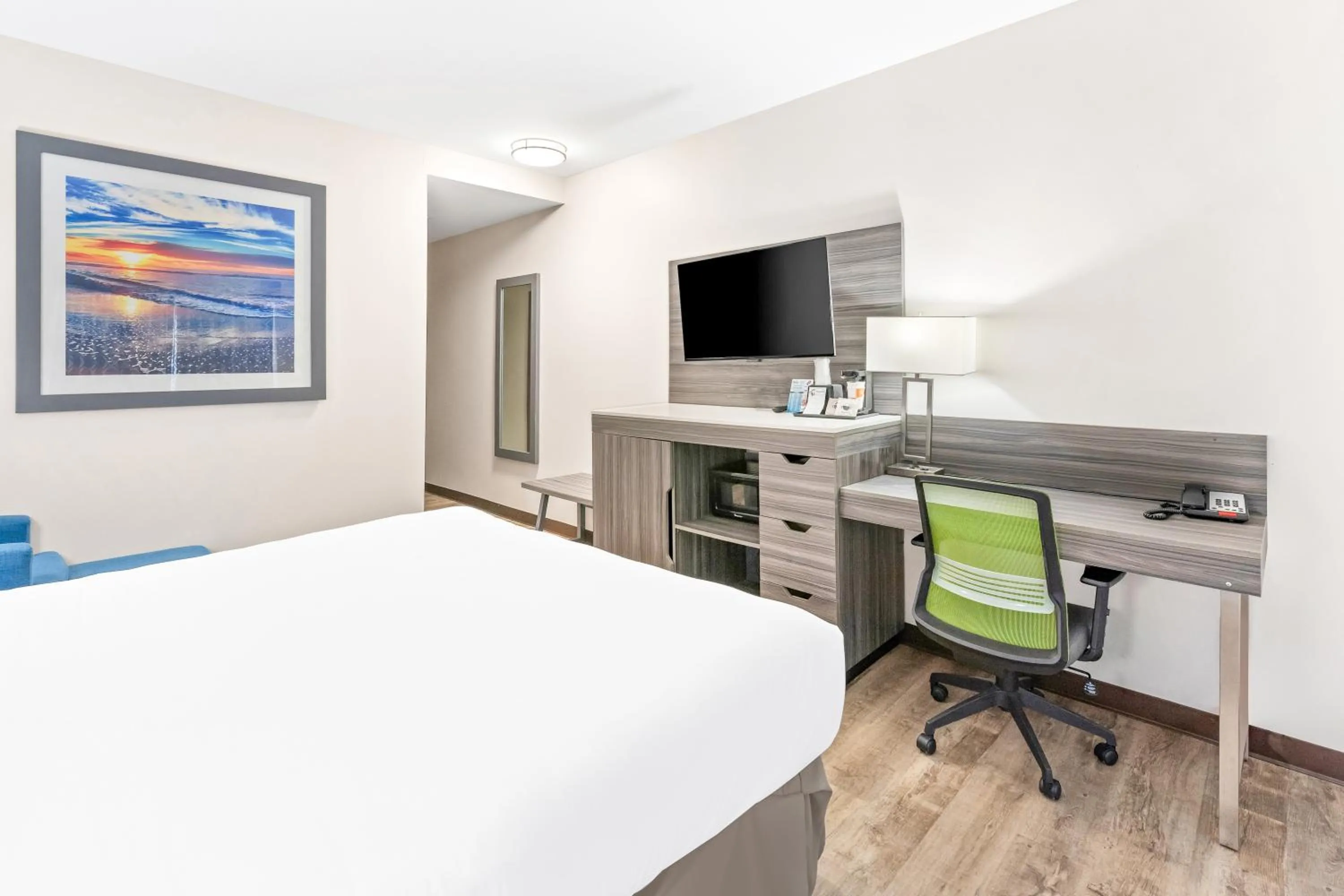 Bed in The Waves Hotel, an Ascend Collection Hotel