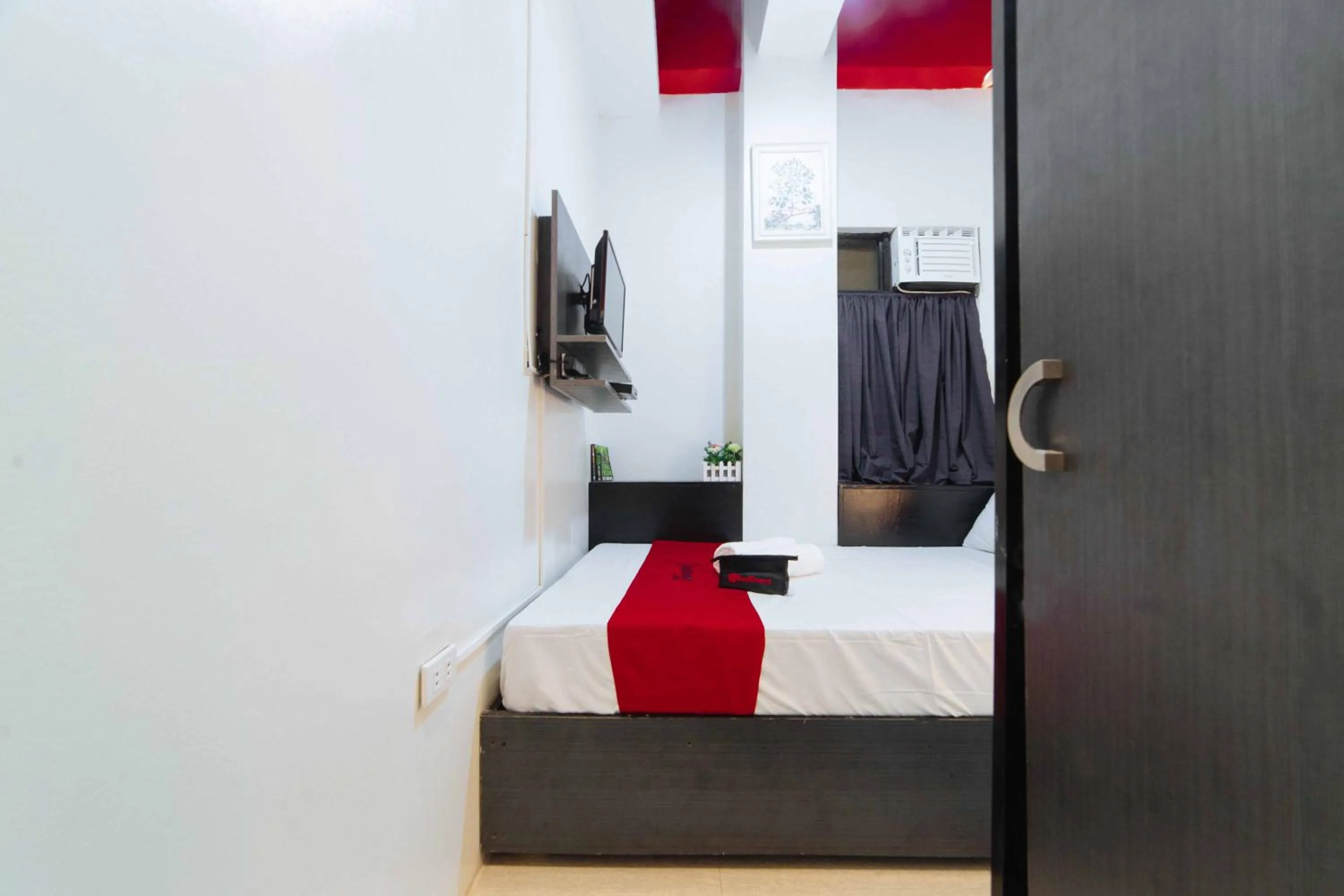 Bedroom, Bed in RedDoorz near G Mall Bajada Davao
