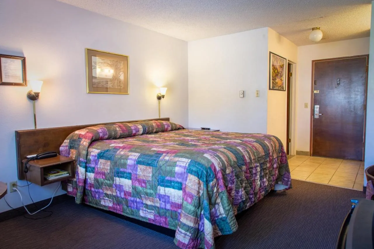 Photo of the whole room, Bed in Sis Q Inn