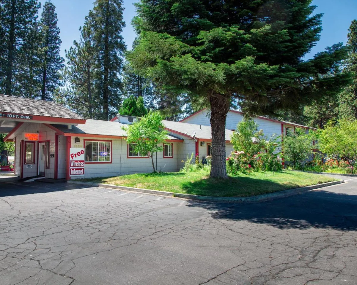 Facade/entrance in Sis Q Inn