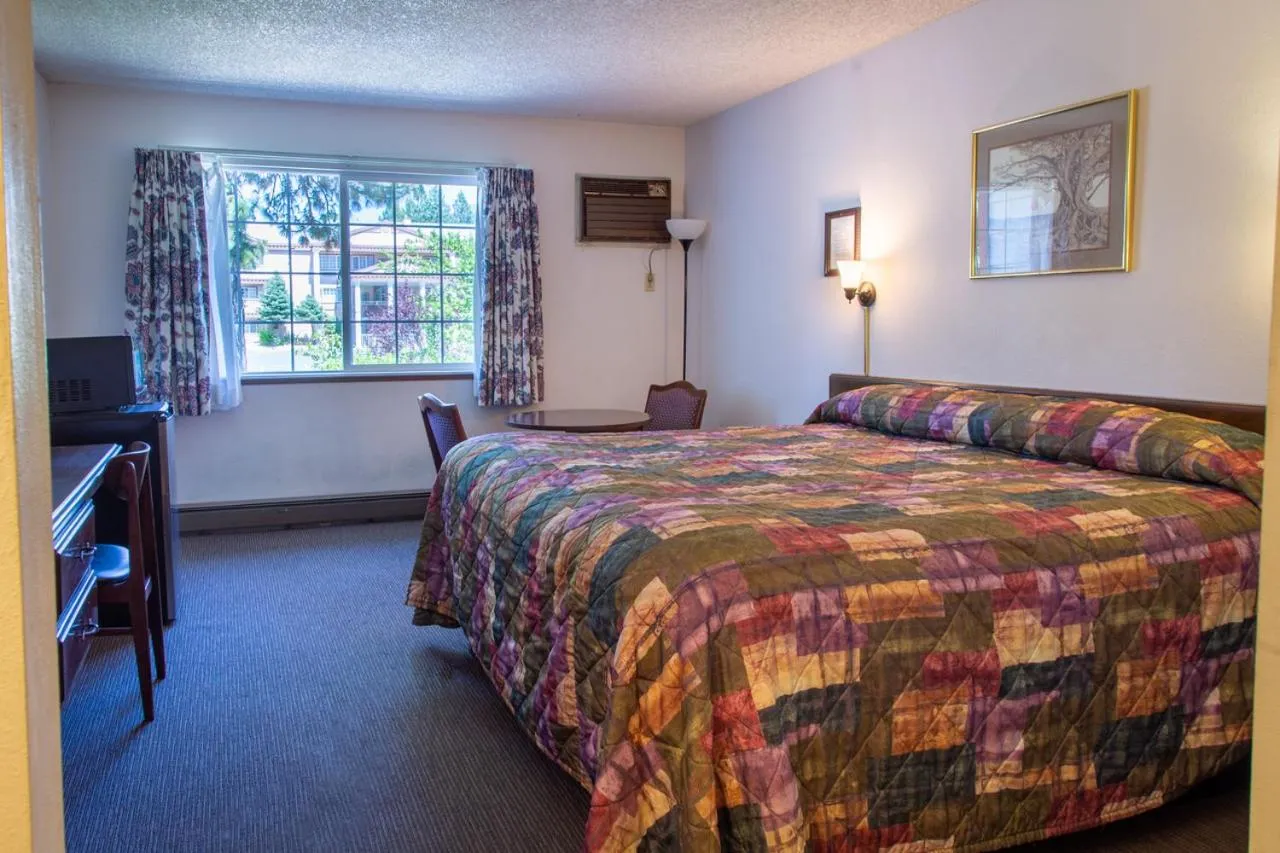 Photo of the whole room, Bed in Sis Q Inn