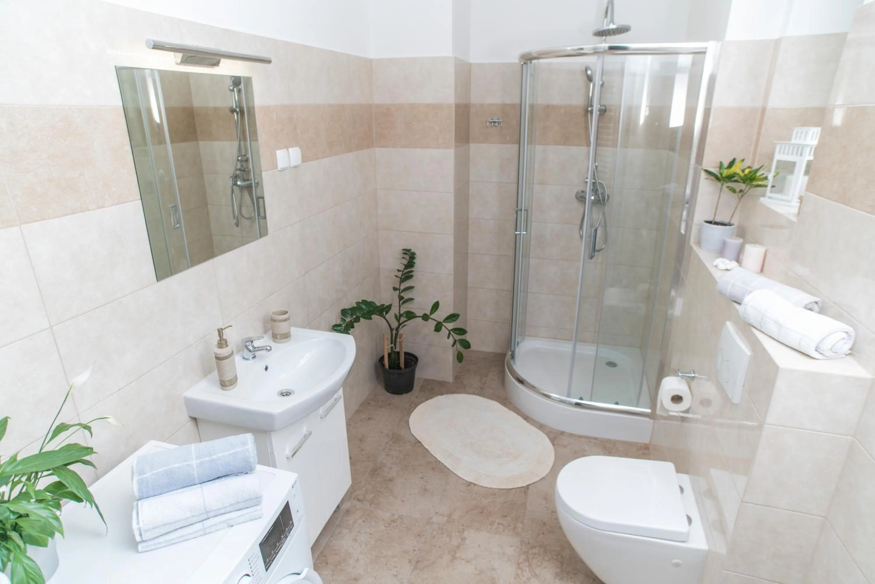 Bathroom in Hostel "Night o'clock" - restauracja, parking i darmowa siłownia