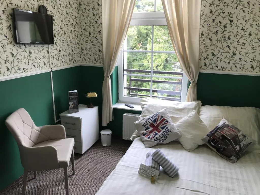 Hostel "Night o'clock" - restauracja, parking i darmowa siłownia