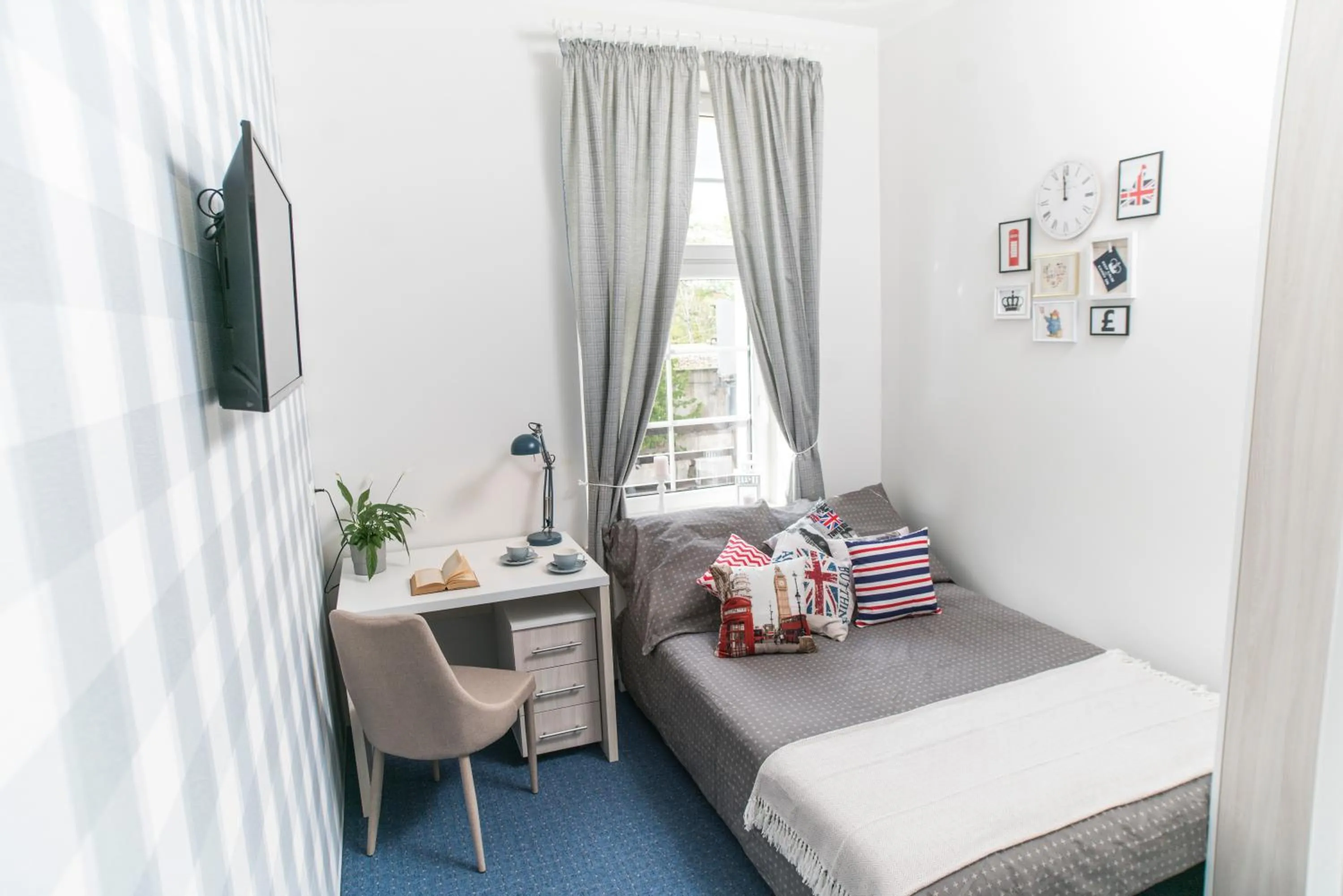 TV and multimedia in Hostel "Night o'clock" - restauracja, parking i darmowa siłownia