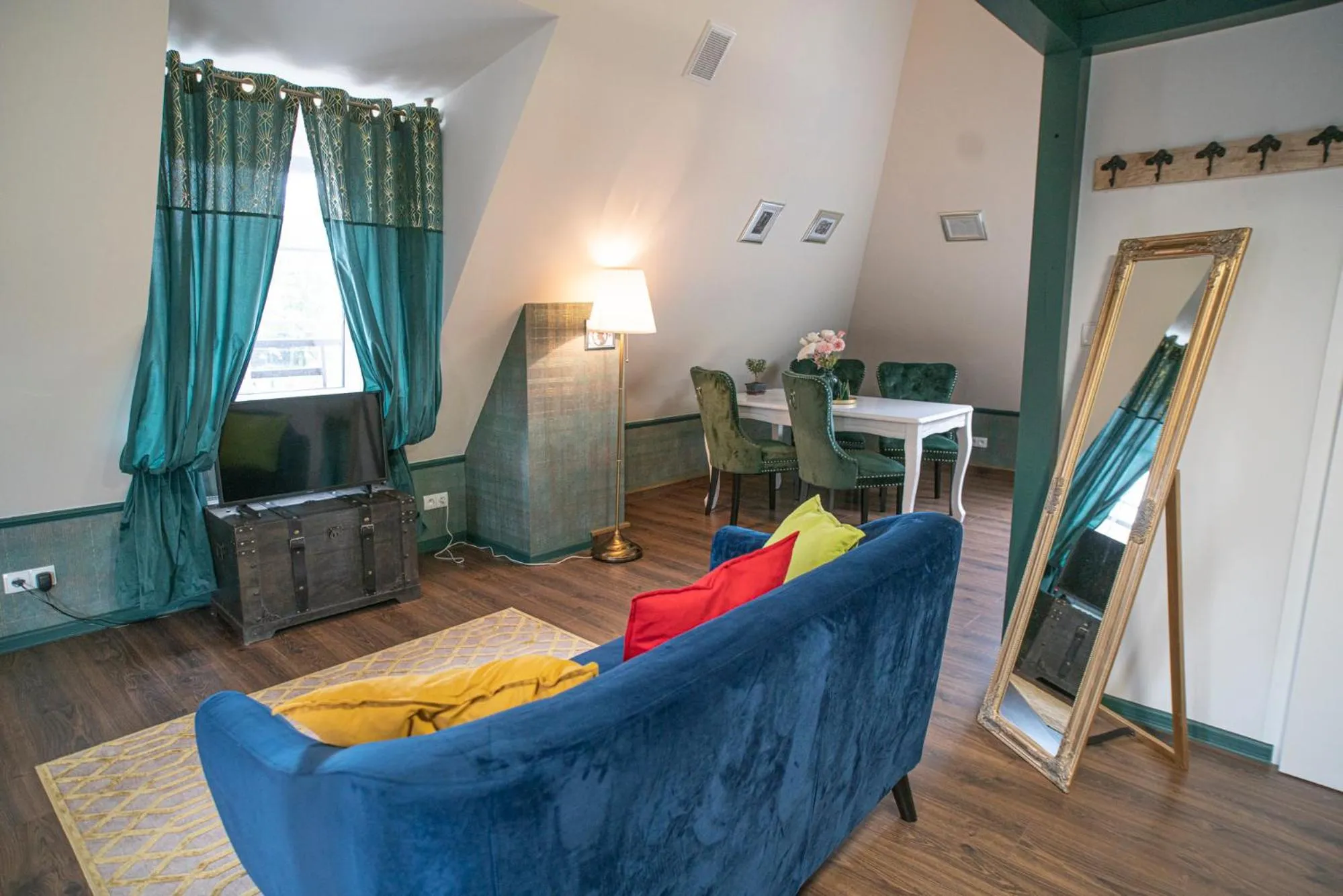 Communal lounge/ TV room in Hostel "Night o'clock" - restauracja, parking i darmowa siłownia