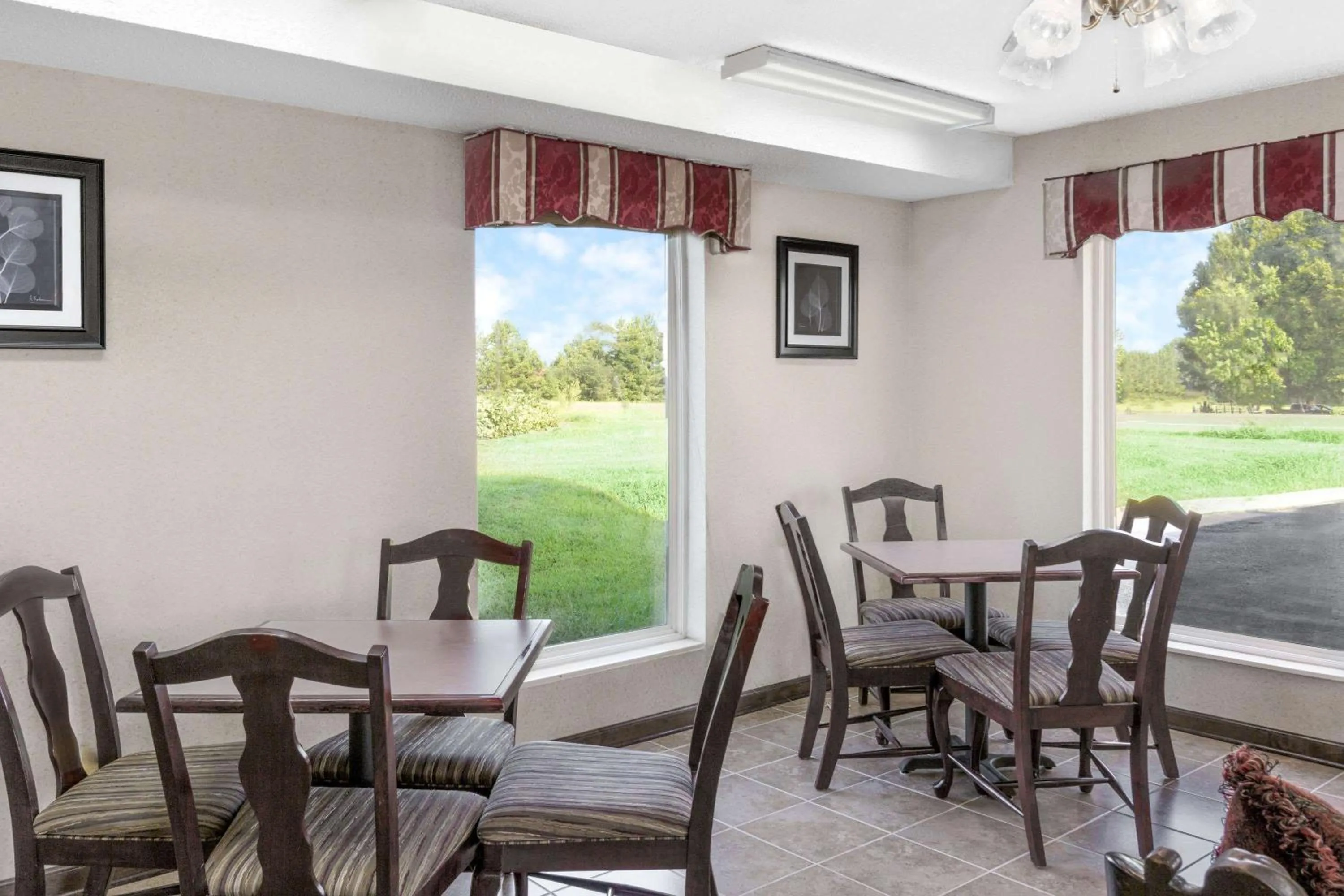 Restaurant/places to eat in Super 8 by Wyndham Whiteville