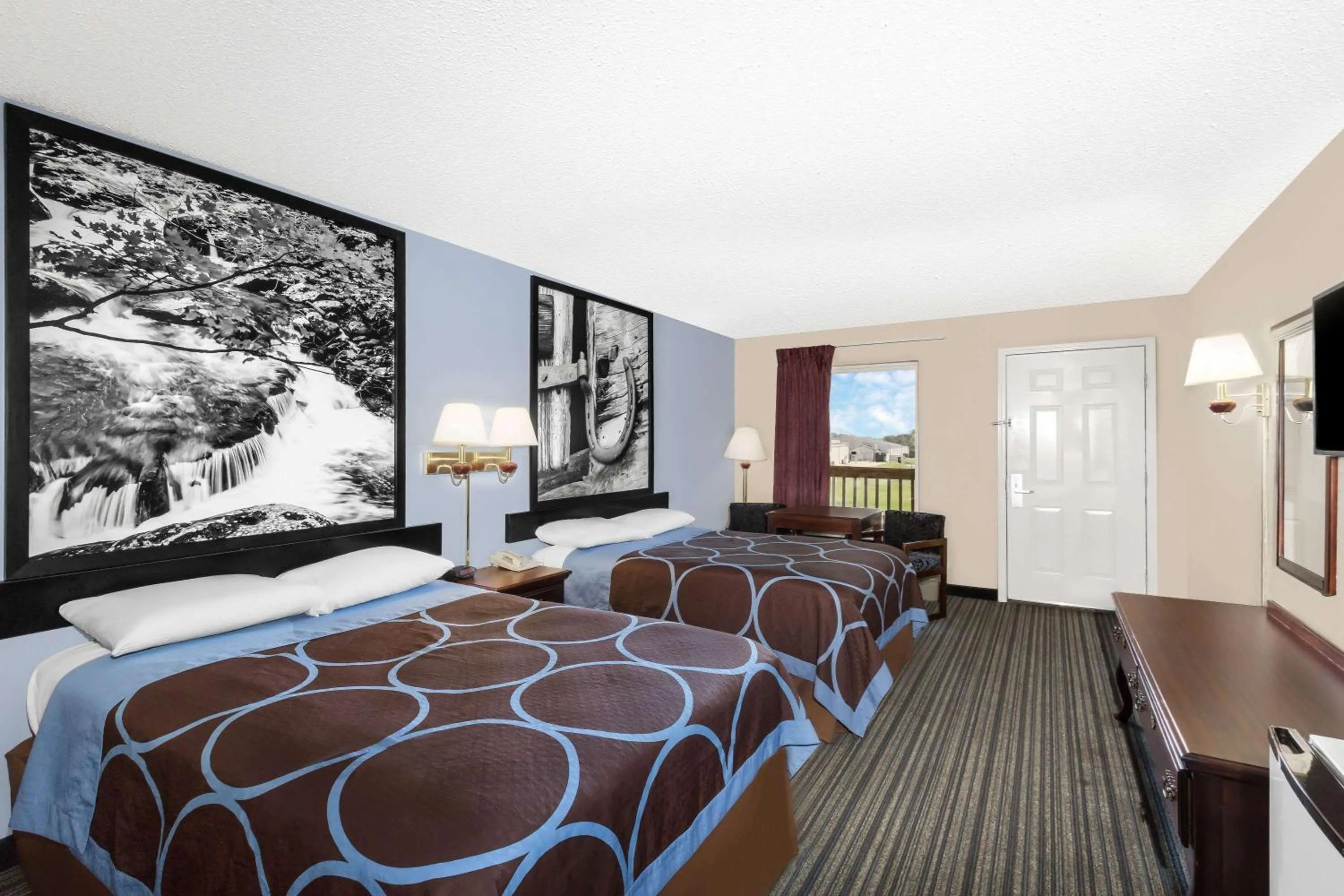 Bedroom, Bed in Super 8 by Wyndham Whiteville