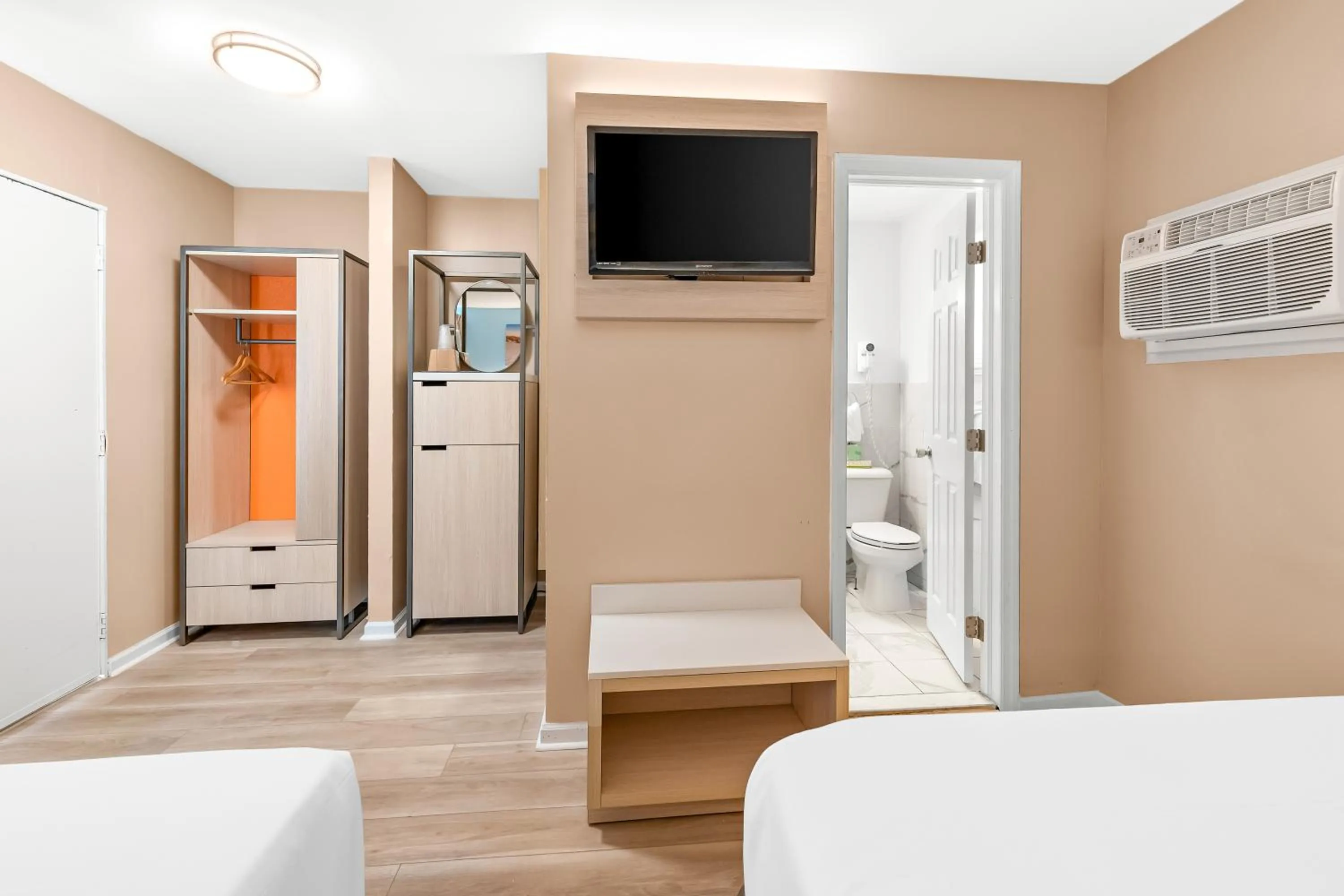 Toilet, Bed in Mango Motel Wildwood Beach & Boardwalk