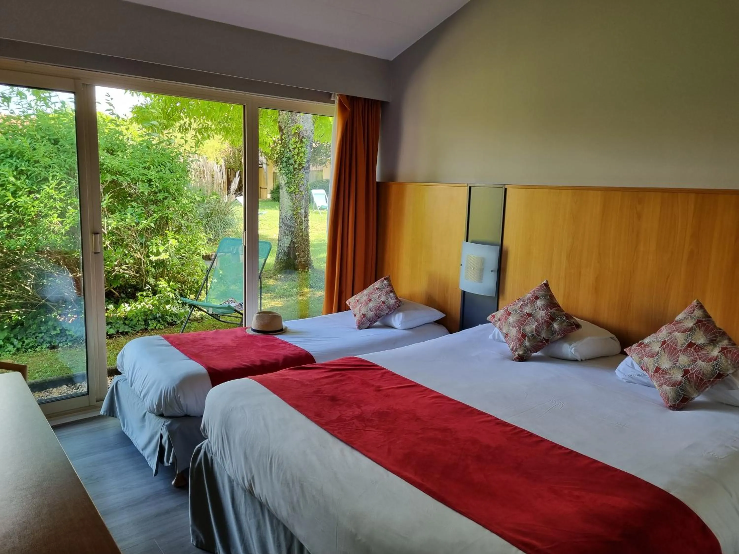 Property building, Bed in Kyriad Angoulême Nord Champniers- Hôtel & Résidence