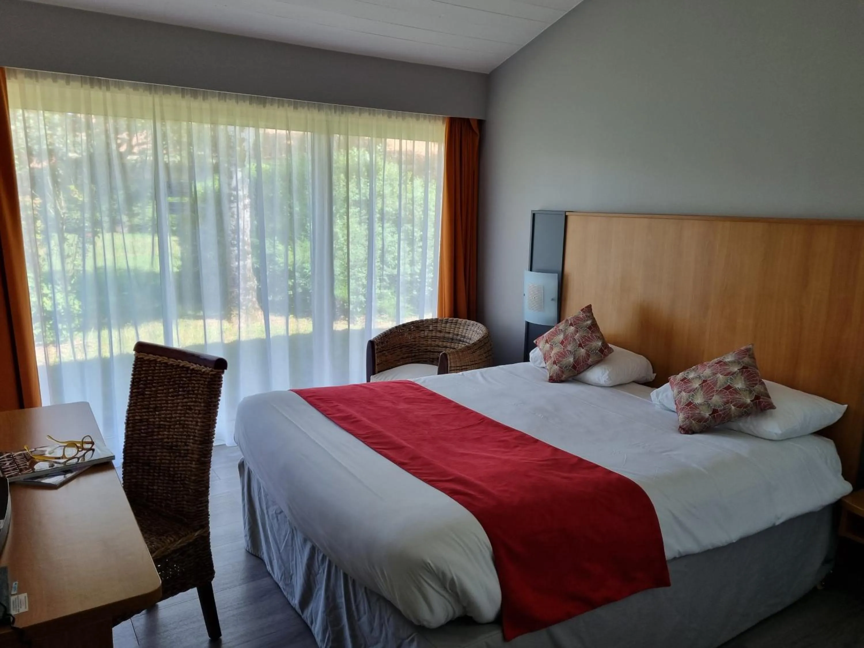 Property building, Bed in Kyriad Angoulême Nord Champniers- Hôtel & Résidence