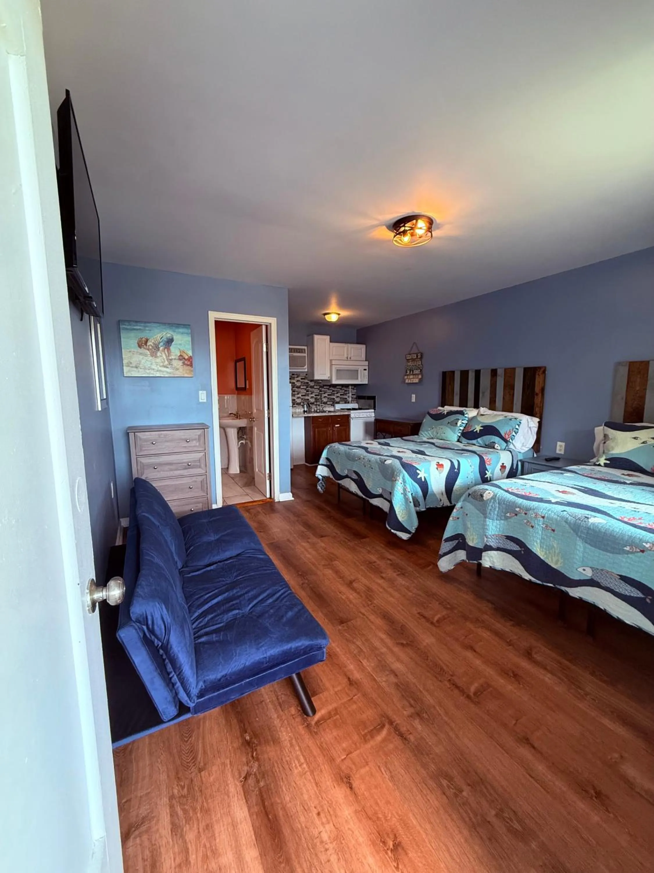 Seating area, Bed in Twilight Motel