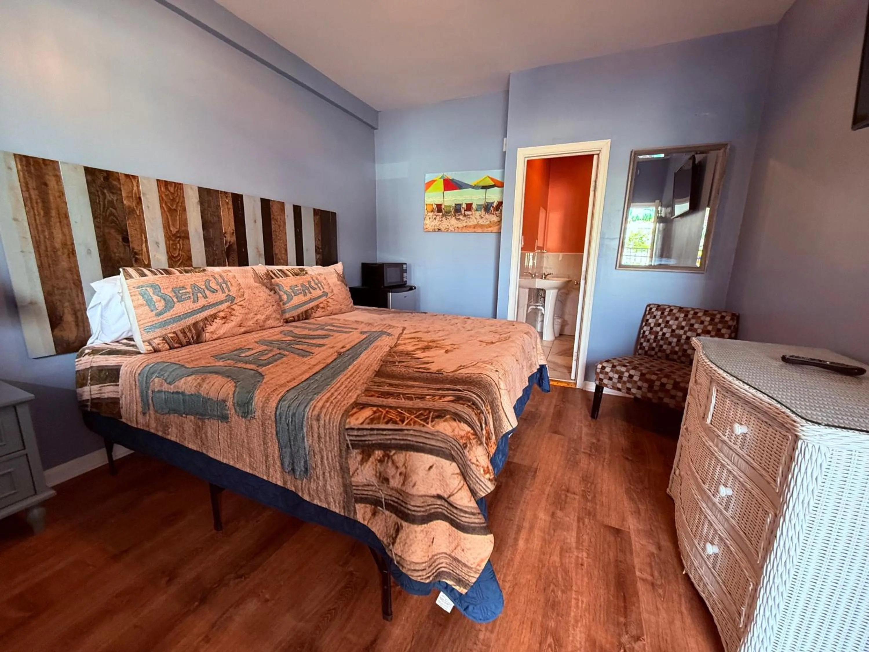 Photo of the whole room, Bed in Twilight Motel