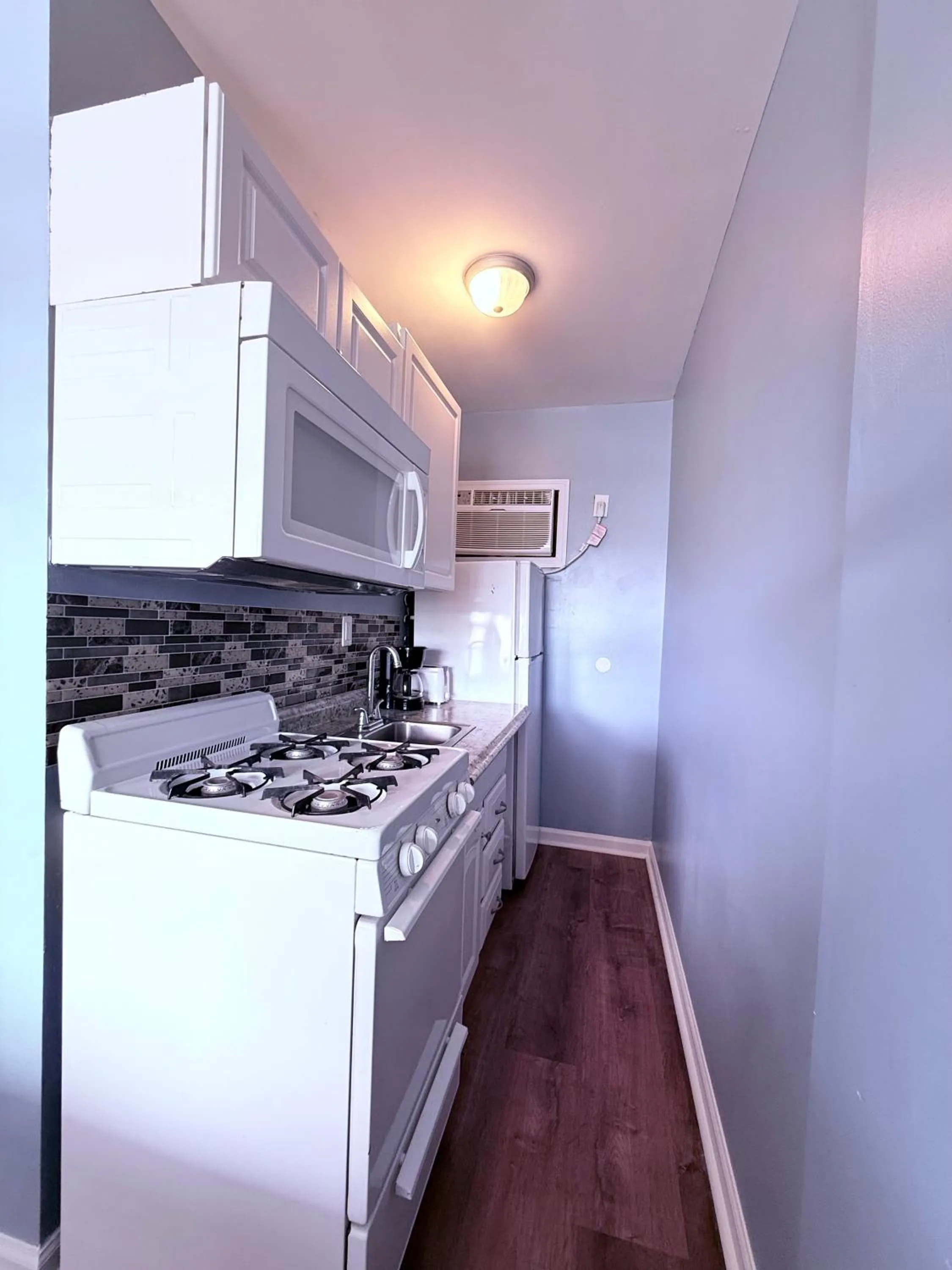 Kitchen or kitchenette in Twilight Motel